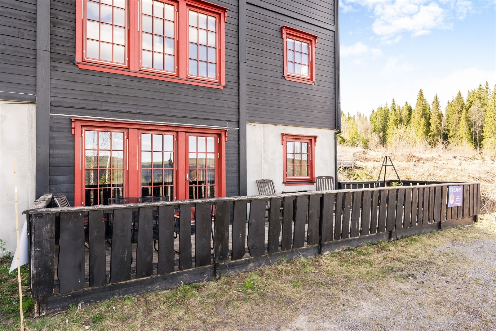 Terrassen er fundamentert med blokker direkte på grunn og har rekkverk i treverk. Galleribilde