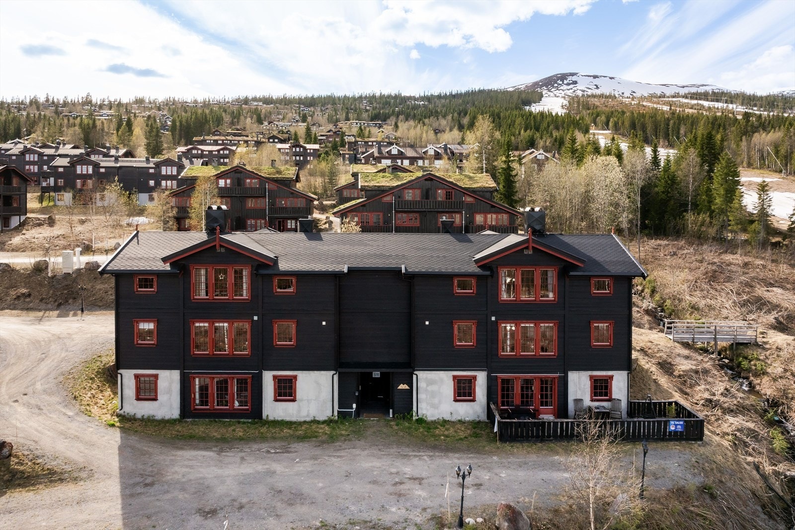 Bygningen ble oppført i 2003 og har yttervegger i betong med liggende panel. Galleribilde