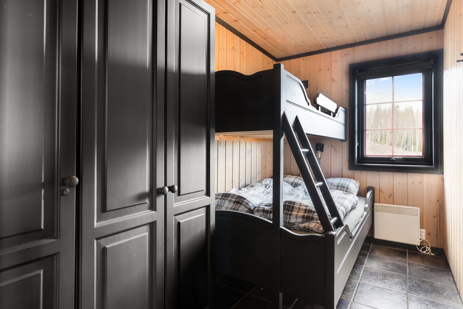 Leiligheten har tre soverom, alle med trepanel på vegger og himling. Galleribilde