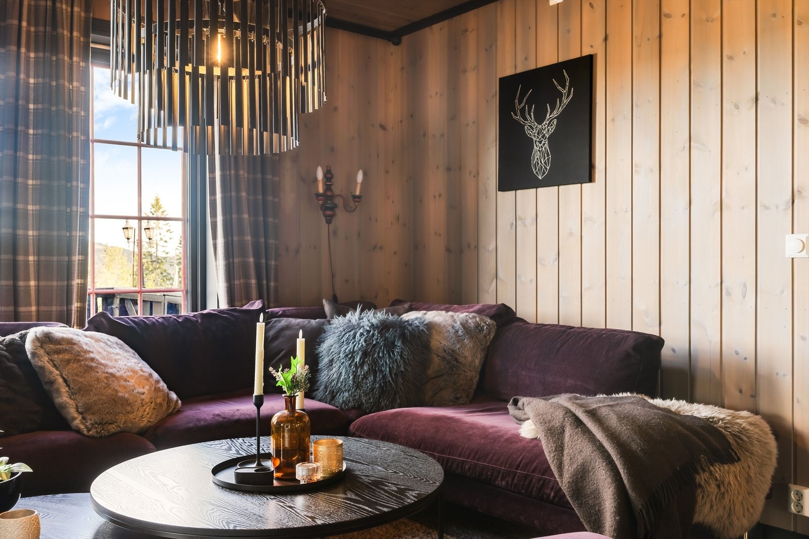 Stuen har god plass til en romslig sofagruppe. Galleribilde