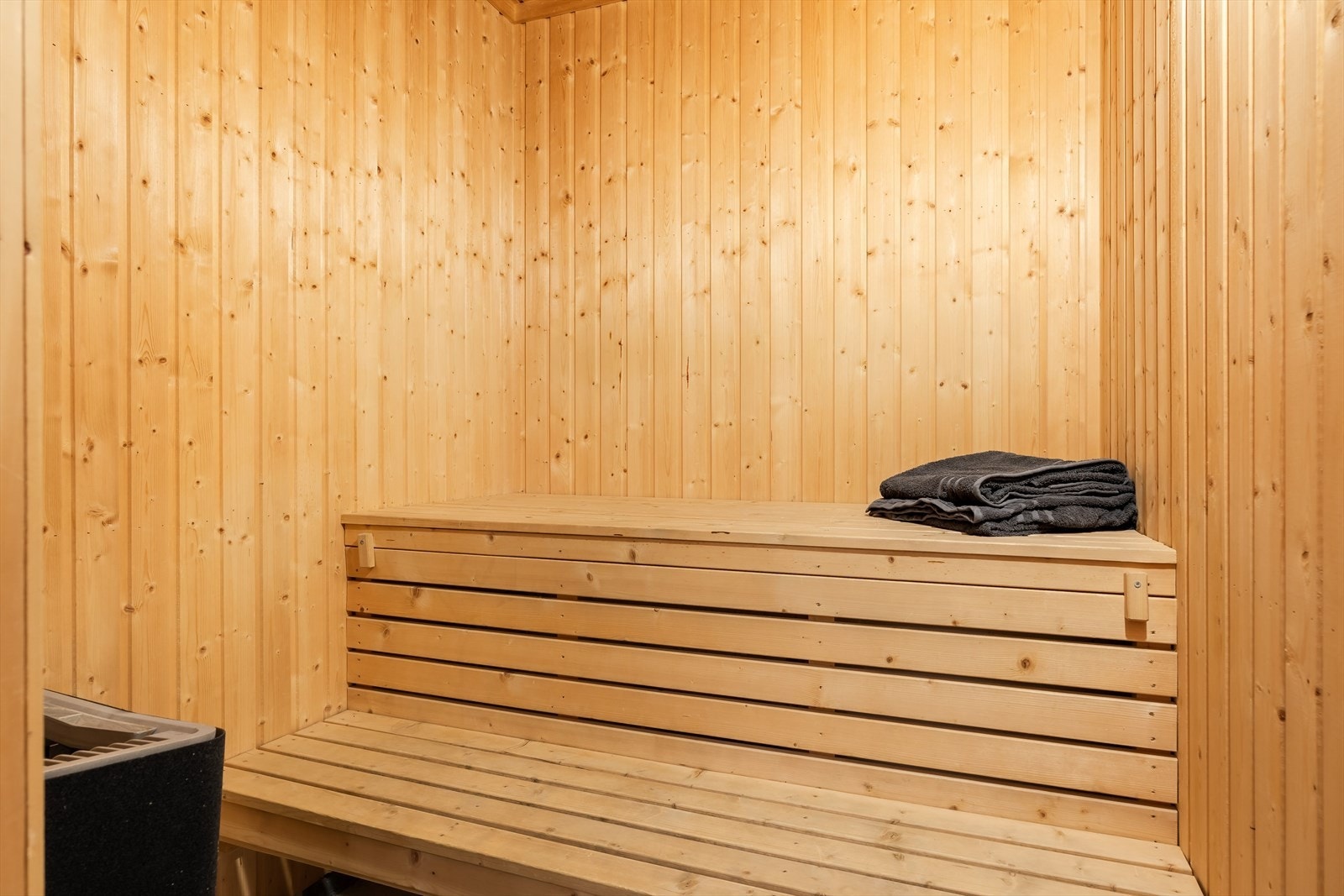 Egen badstue i tilknytning til badet innredet med sittebenk og badstueovn. Galleribilde