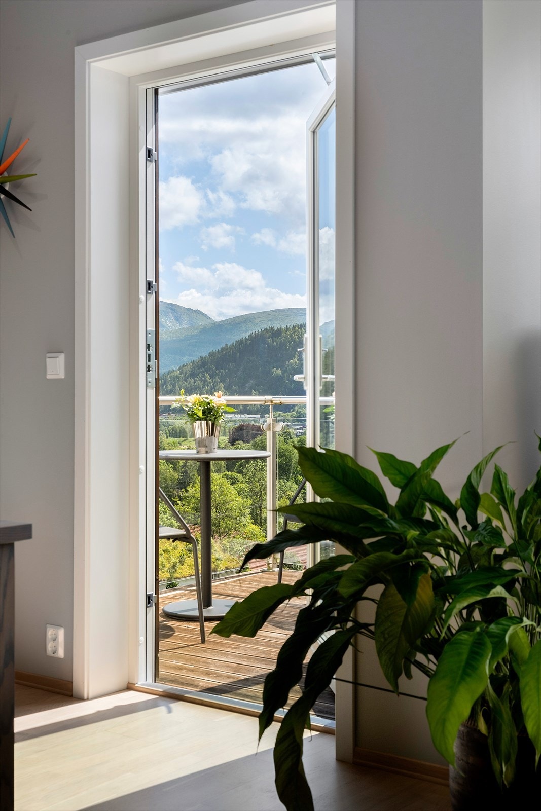 Frå stova er det direkte utgang til ein veranda på 5 m² med rekkverk i glas. Galleribilde