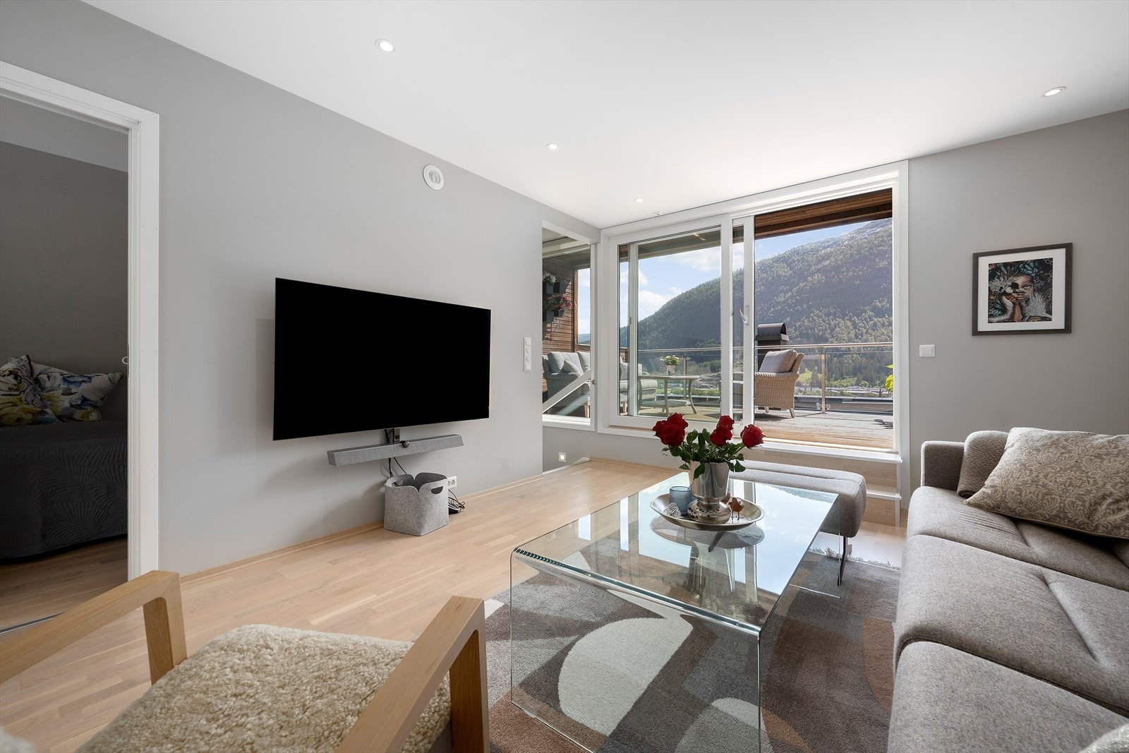 Frå loftstova er det utgang til to separate takterrassar gjennom skyvedør med 3-lags glas. Galleribilde