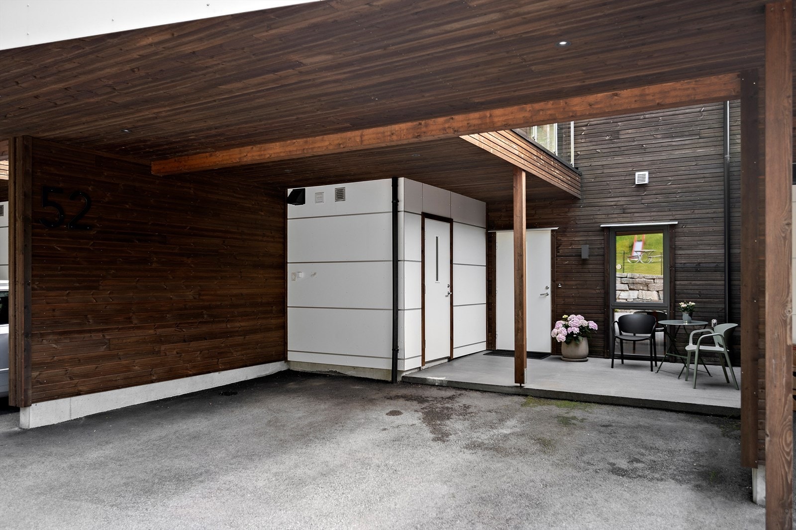 Overbygd inngangsparti med tilhøyrande carport og ein isolert sportsbod på 5 m². Galleribilde