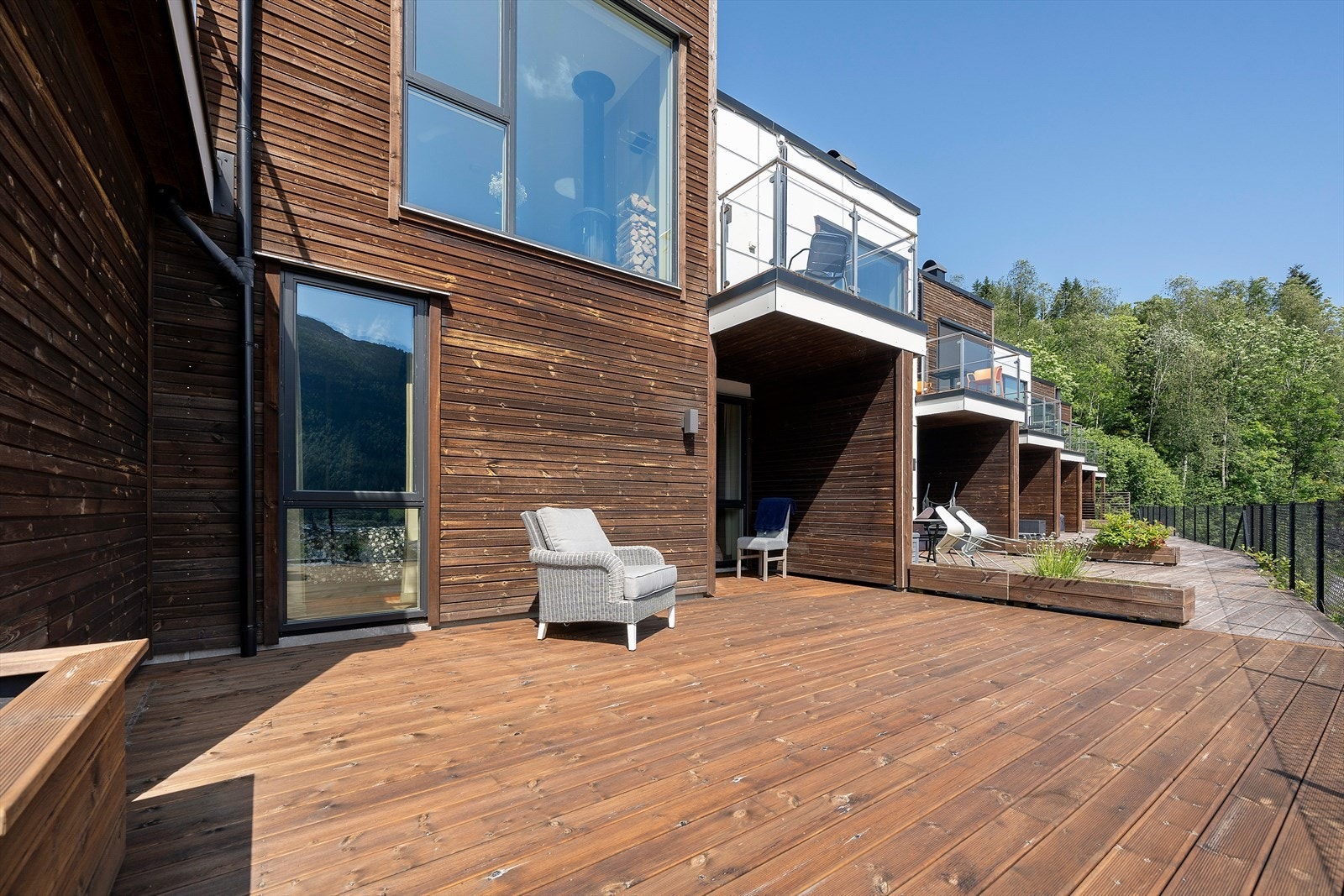 Stor markterrasse på ca. 31 m² med royalimpregnerte terrassebord og rekkverk i stål. Galleribilde
