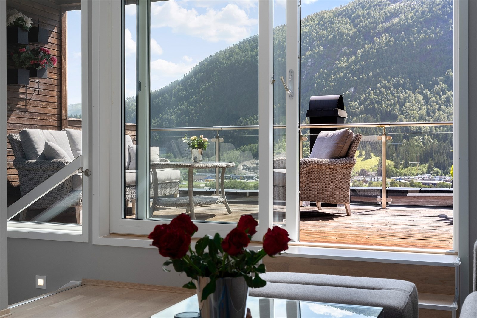 Den sørvende takterrassen er på 16 m² og har royalimpregnerte terrassebord. Galleribilde