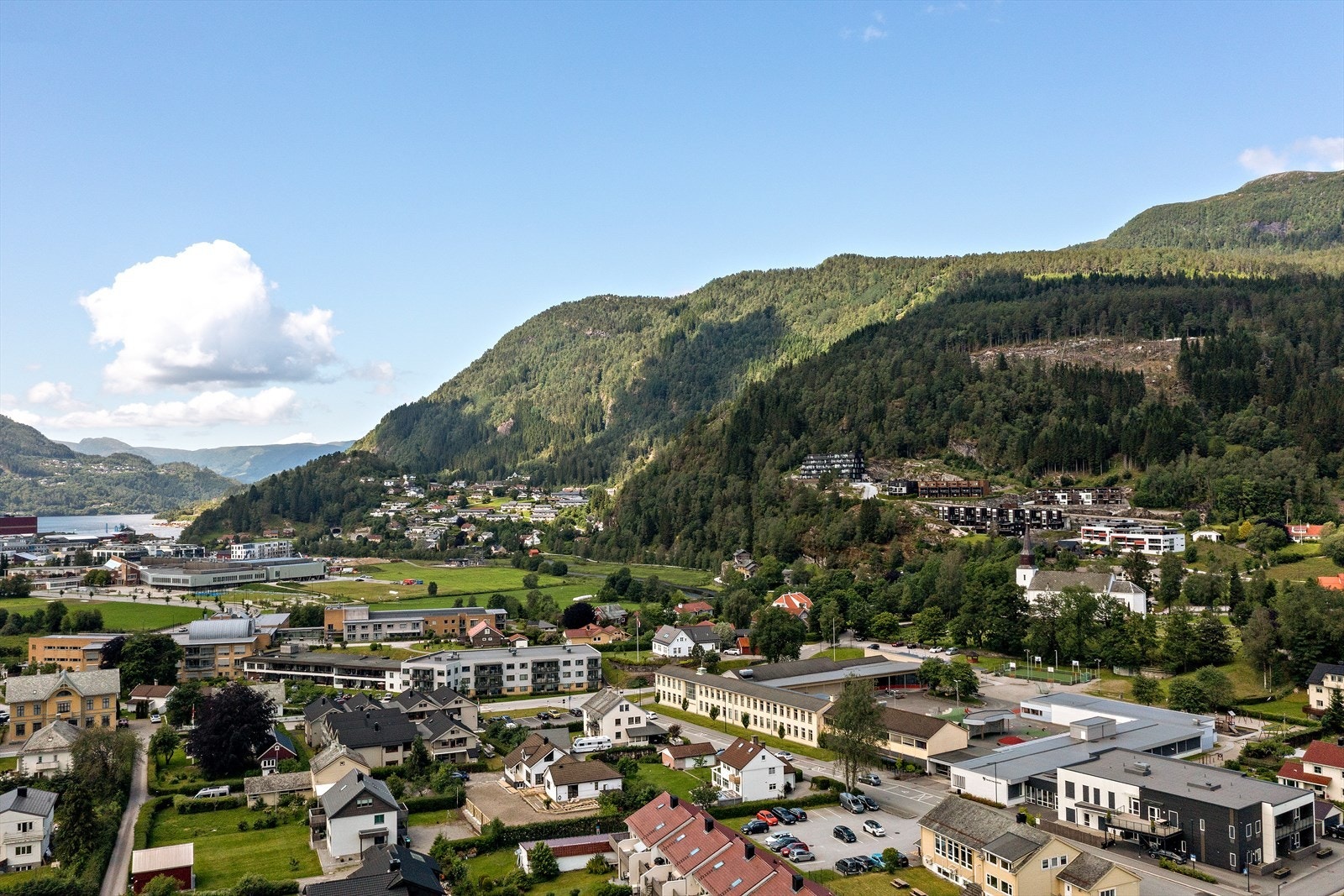 Kort veg til Førde barneskule (ca. 700 meter) og Førde ungdomsskule (ca. 800 meter). Galleribilde