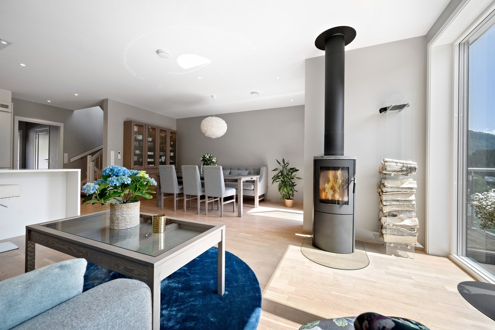 Allrommet har god plass til både sofagruppe og spisebord for større samankomstar. Galleribilde
