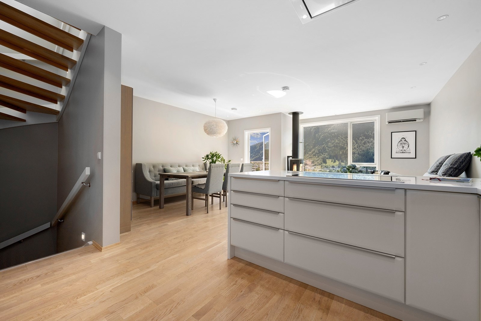 Innvendig trapp i måla treverk med trinn i eik bind etasjane saman. Galleribilde