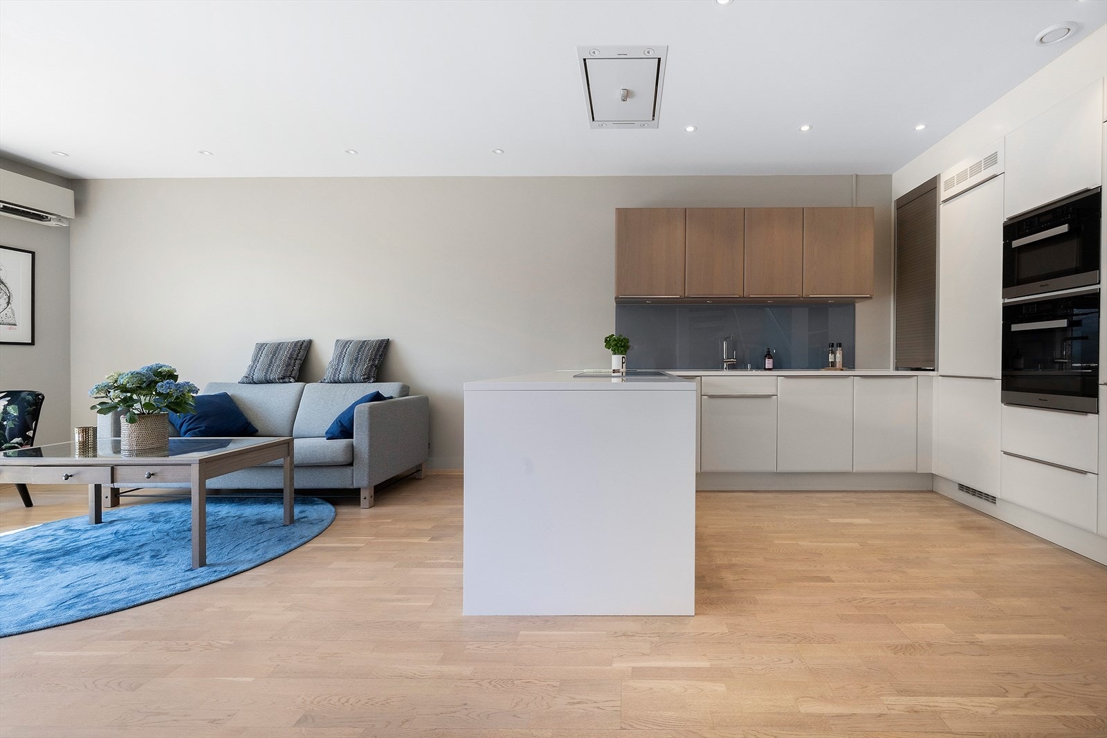 Kjøkkeninnreiing frå Huseby med fabrikkmalte finérfrontar og integrerte kvitevarer frå kvalitetsmerket Miele. Galleribilde