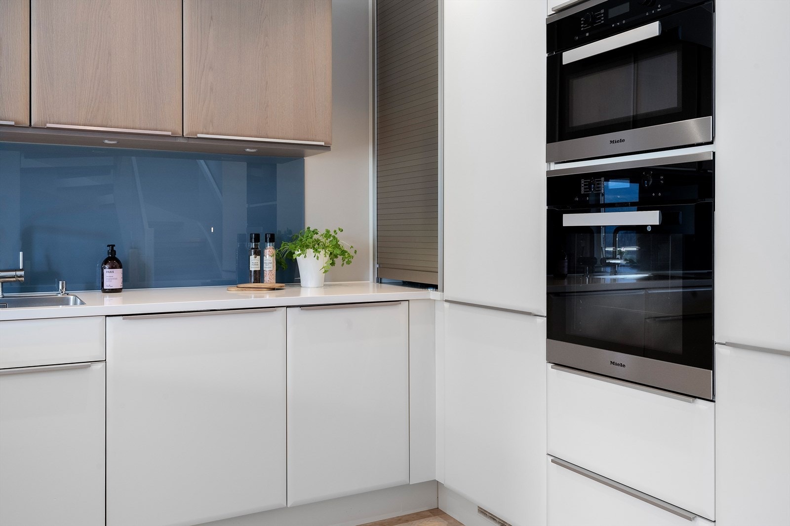 Integrert steikeomn og micro frå Miele er plassert i praktisk arbeidshøgd. Galleribilde