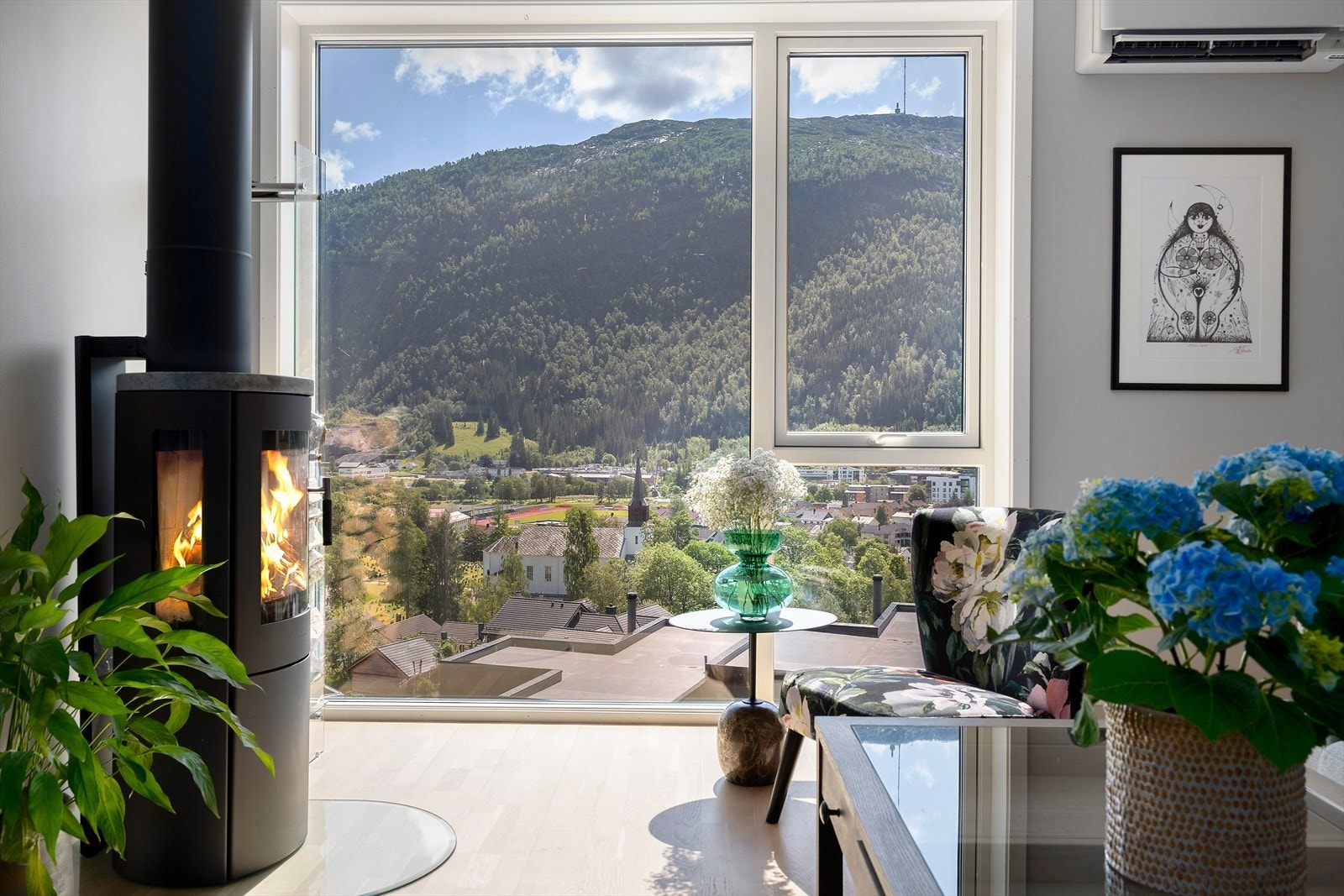 Store golv-til-tak vindauge med 3-lags glas frå 2018 gir godt med lys og rammar inn utsikta. Galleribilde