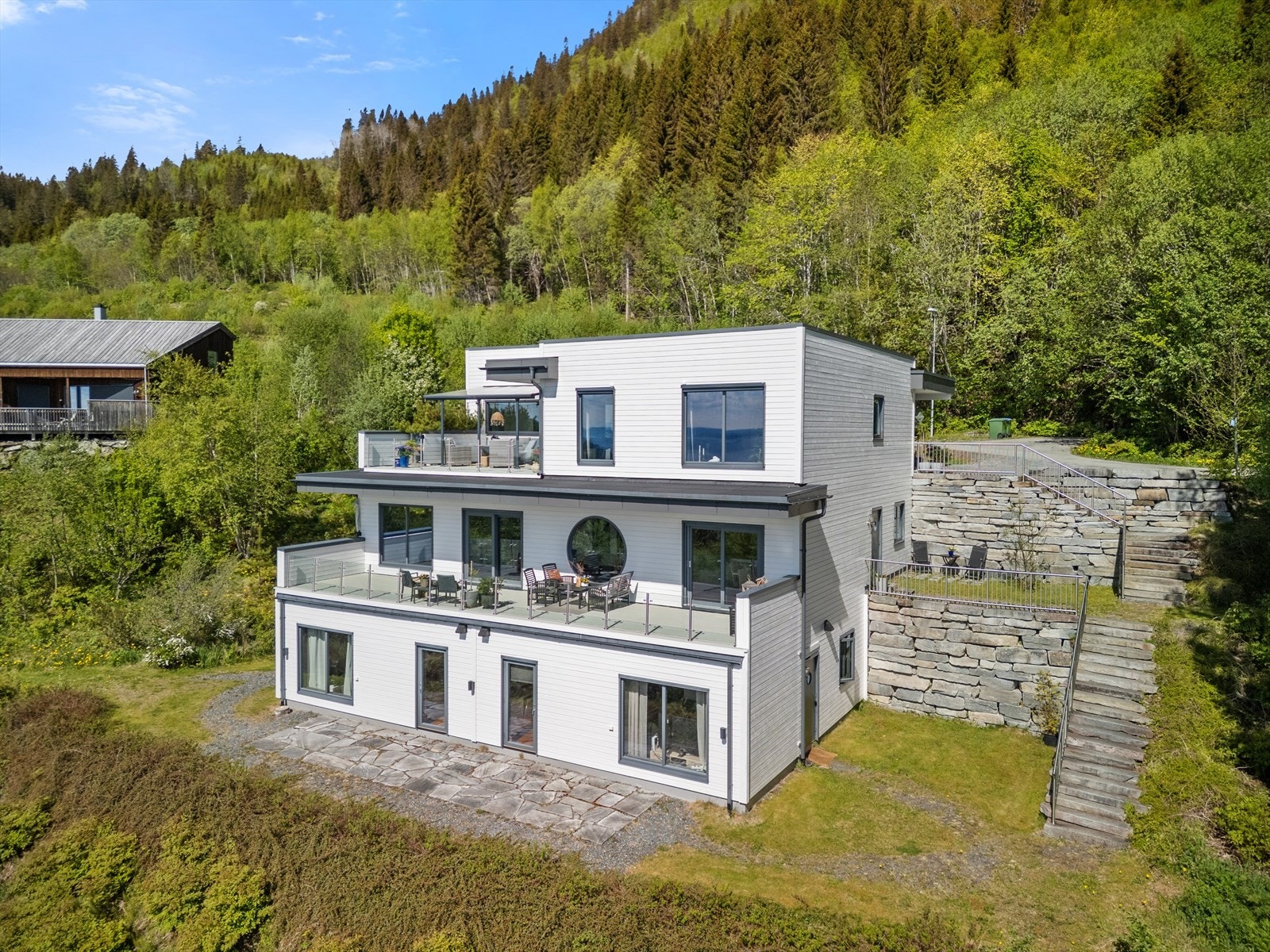Merk at det er rett bak huset du finner turstier som tar deg videre oppover til flott natur og diverse utsiktspunkt. Galleribilde