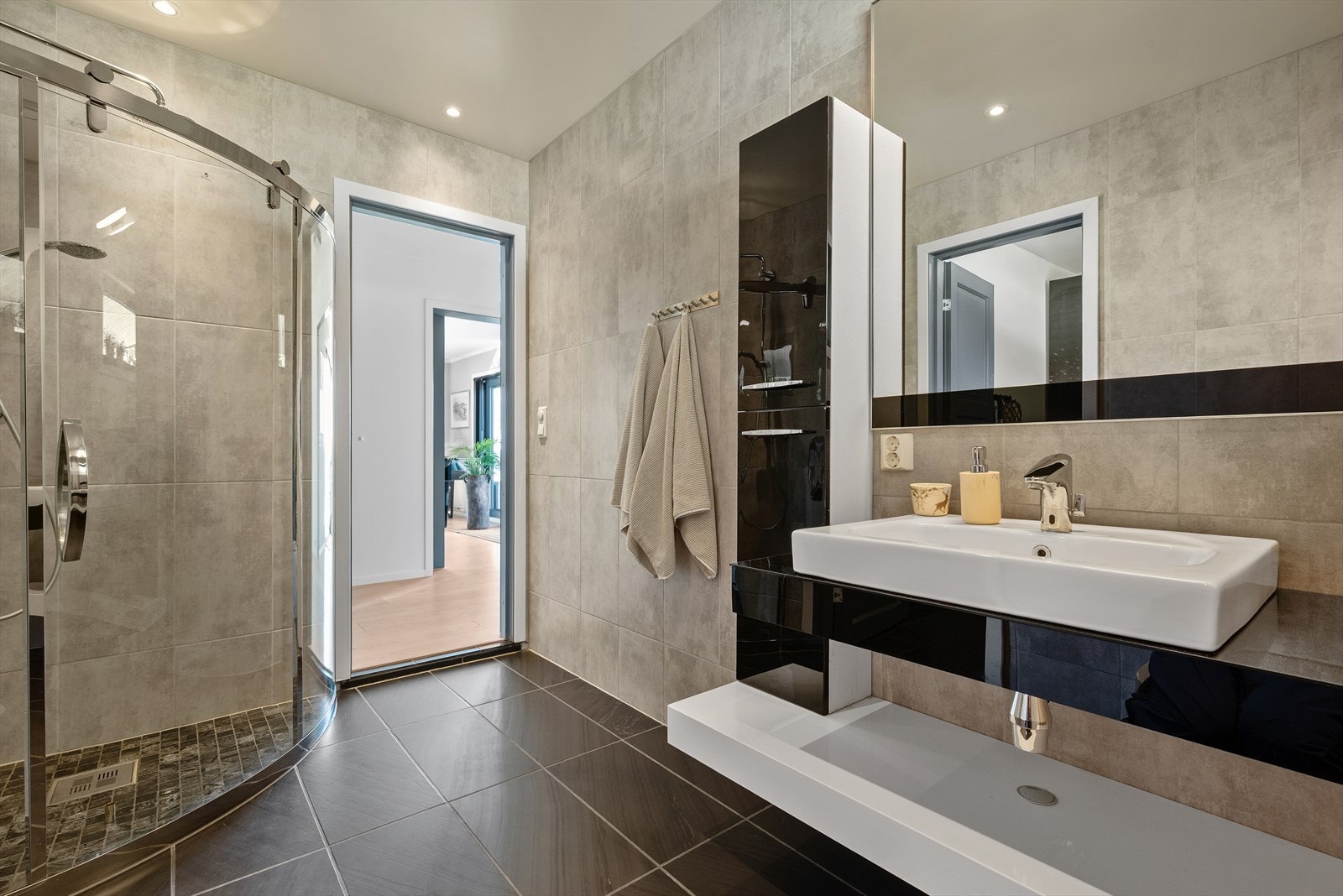Badet i 3.etasje er innredet med praktiske skyvedører i dusjsone og vegghengt innredet servant og vegghengt WC. Galleribilde