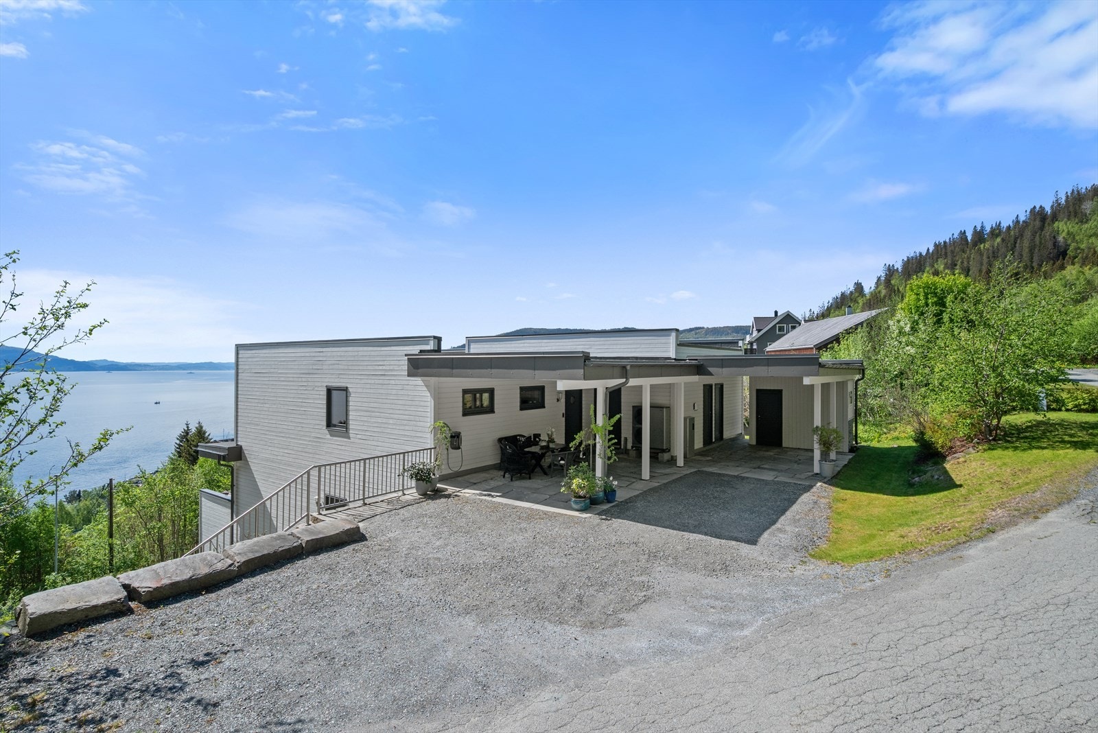 Her får du to carporter i direkte tilknytning entré. Galleribilde