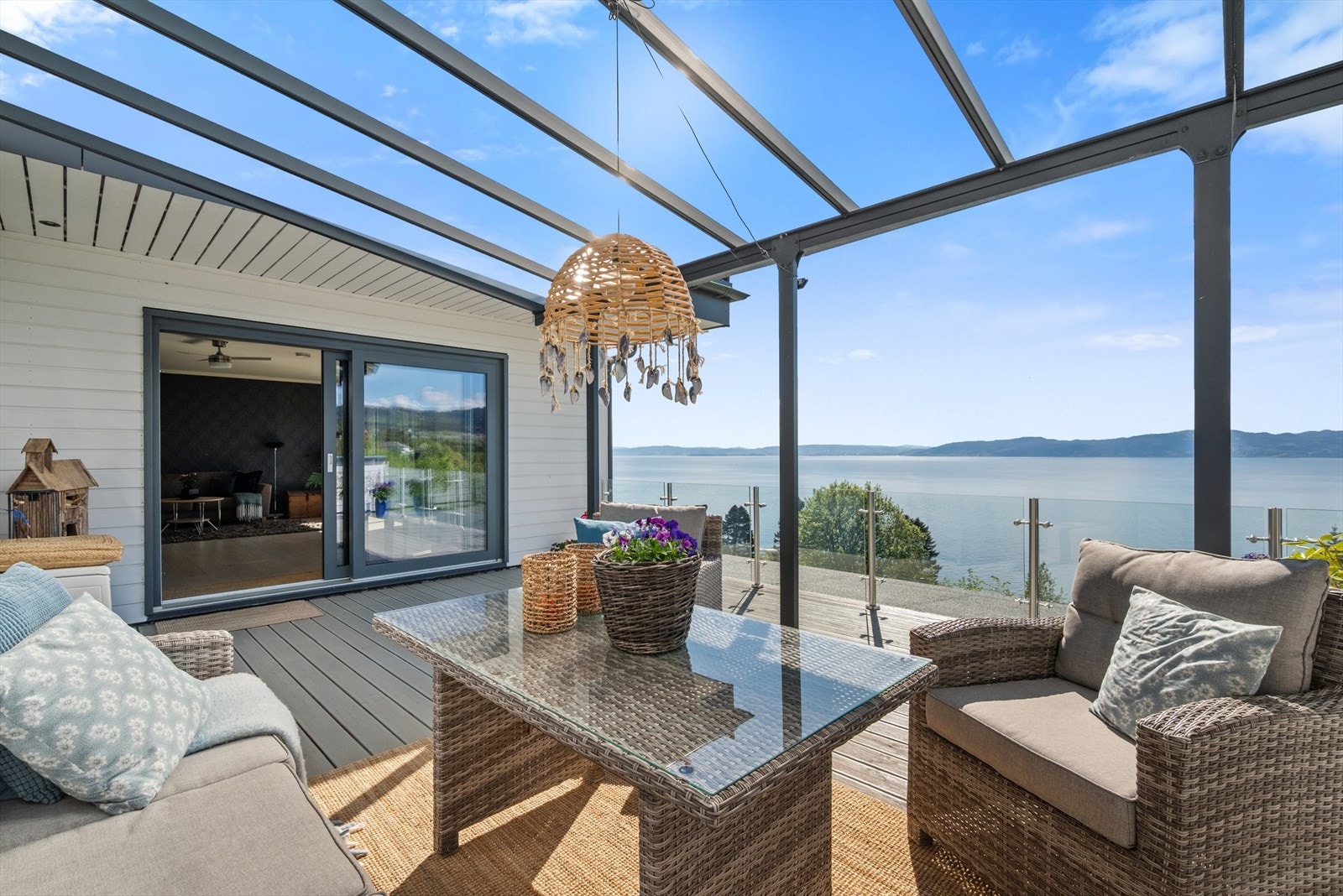Terrassen fungerer som en naturlig forlengelse av stuen på varme sommerdager. Her er det lagt opp strøm til boblebad, hvis dette skulle bli aktuelt å montere. Galleribilde