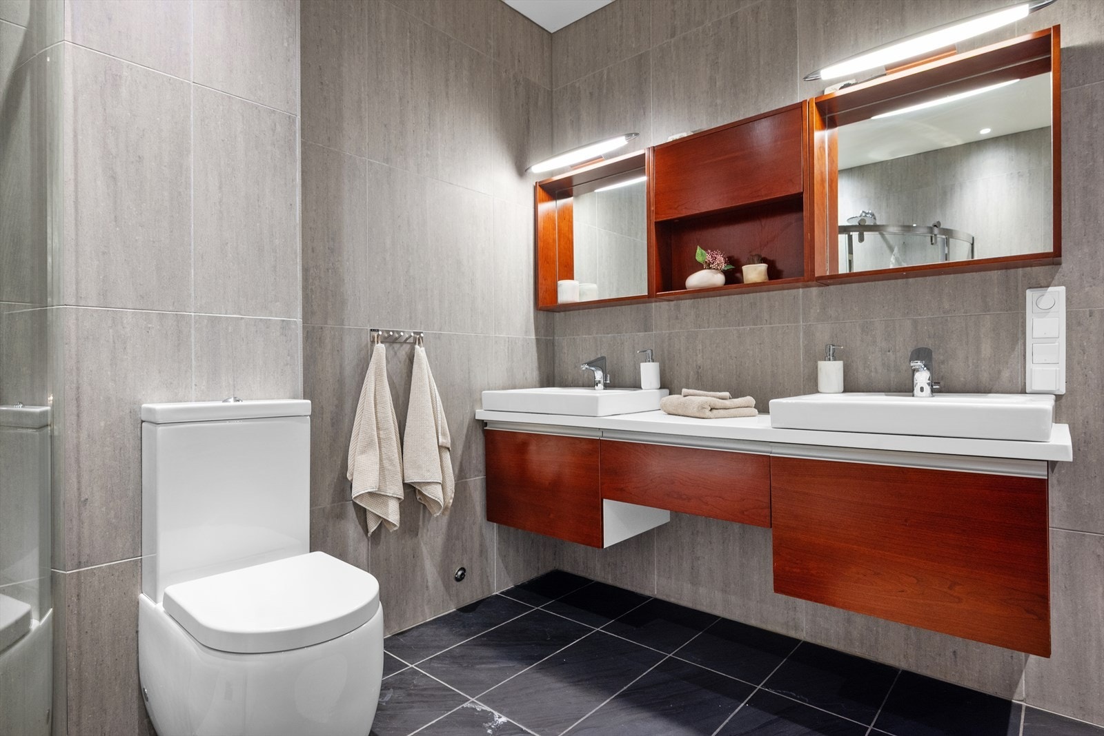 Badet er innredet med praktiske skyvedører i dusjsone, badekar, vegghengt innredet dobbelservant og vegghengt WC. Badekaret ble satt inn i 2019. Galleribilde