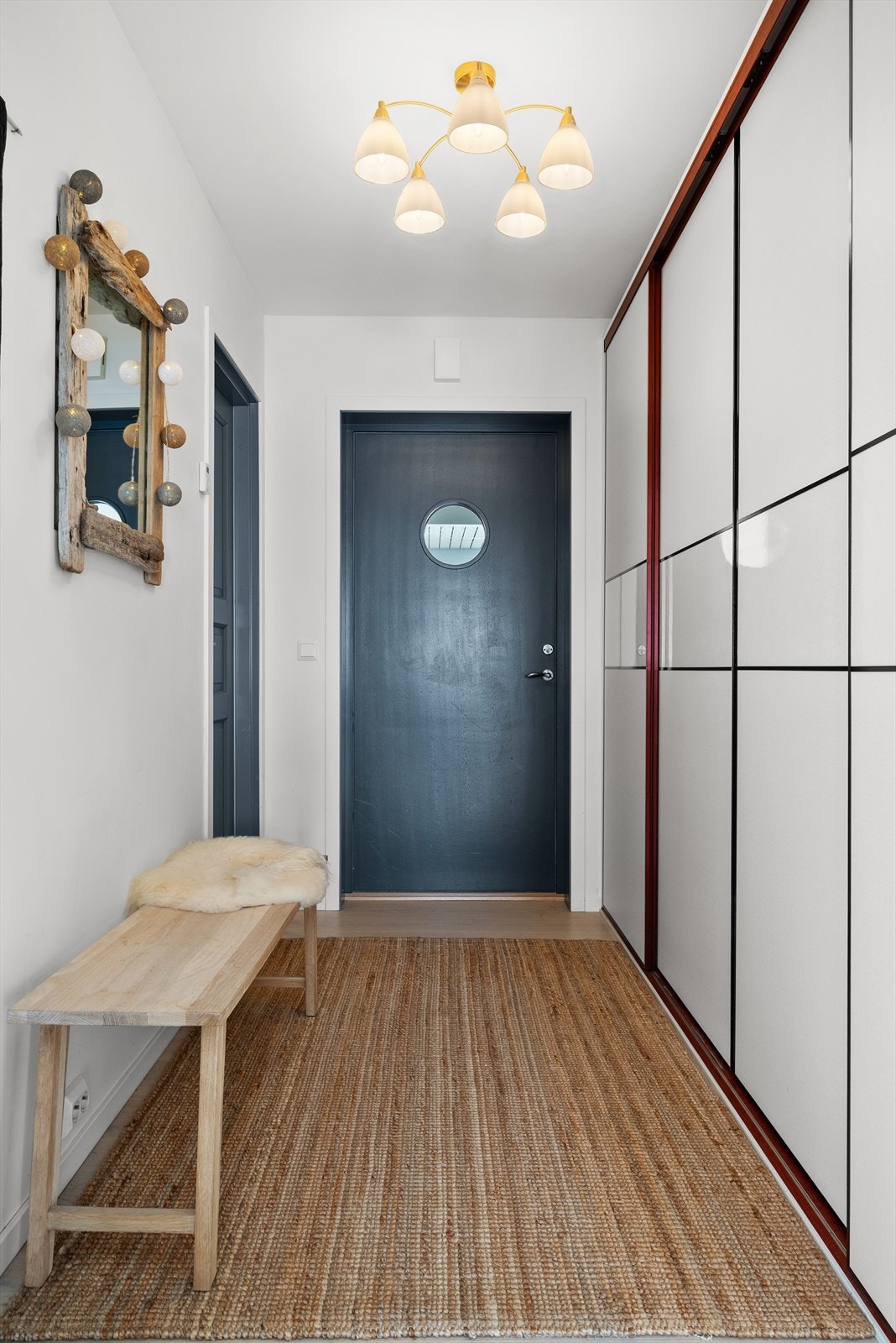Entreen er på 6,5m² og er innredet med plassbygd skyvedørsgarderobe. Galleribilde
