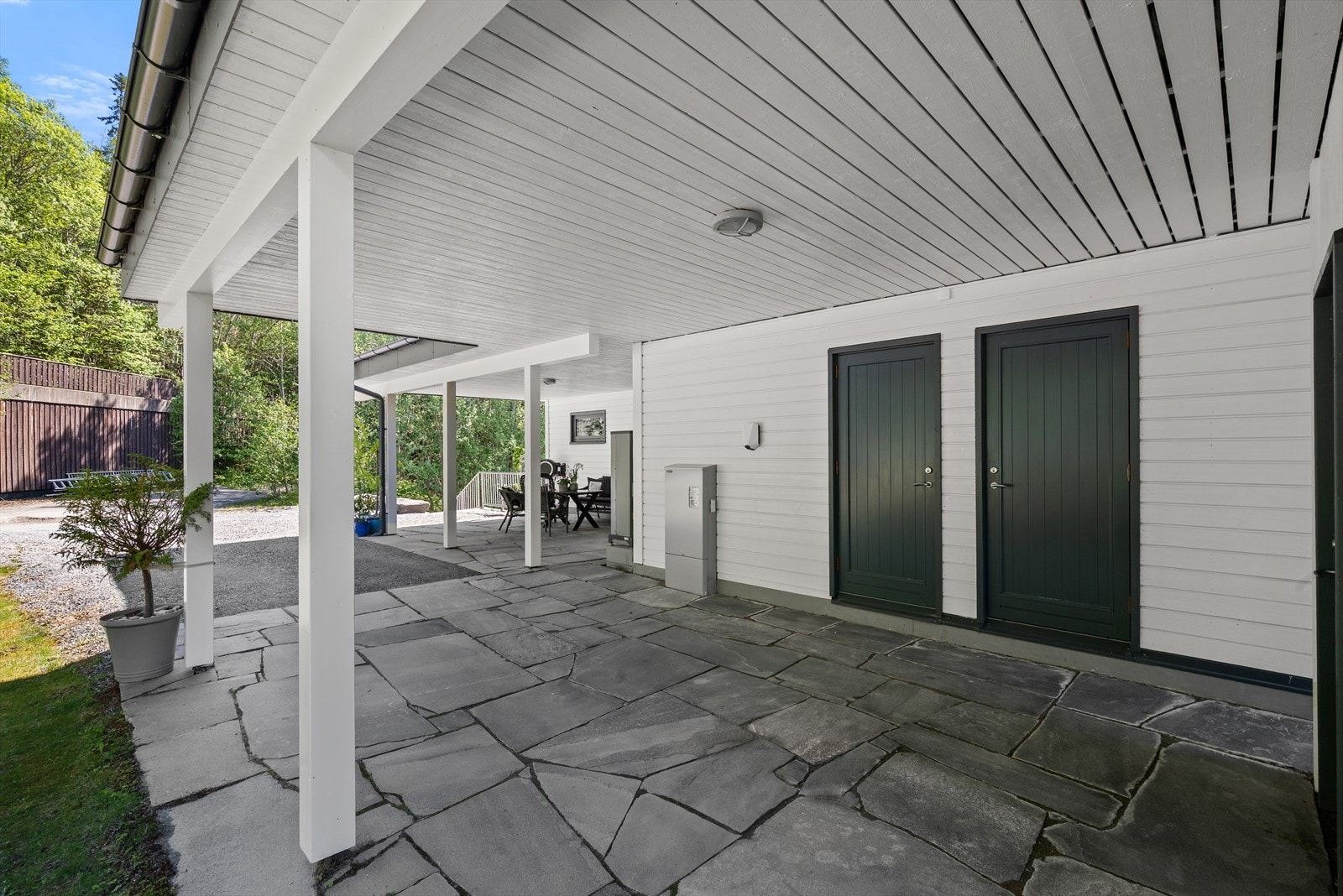 Det ble montert elbil-lader i carporten i 2022. Galleribilde