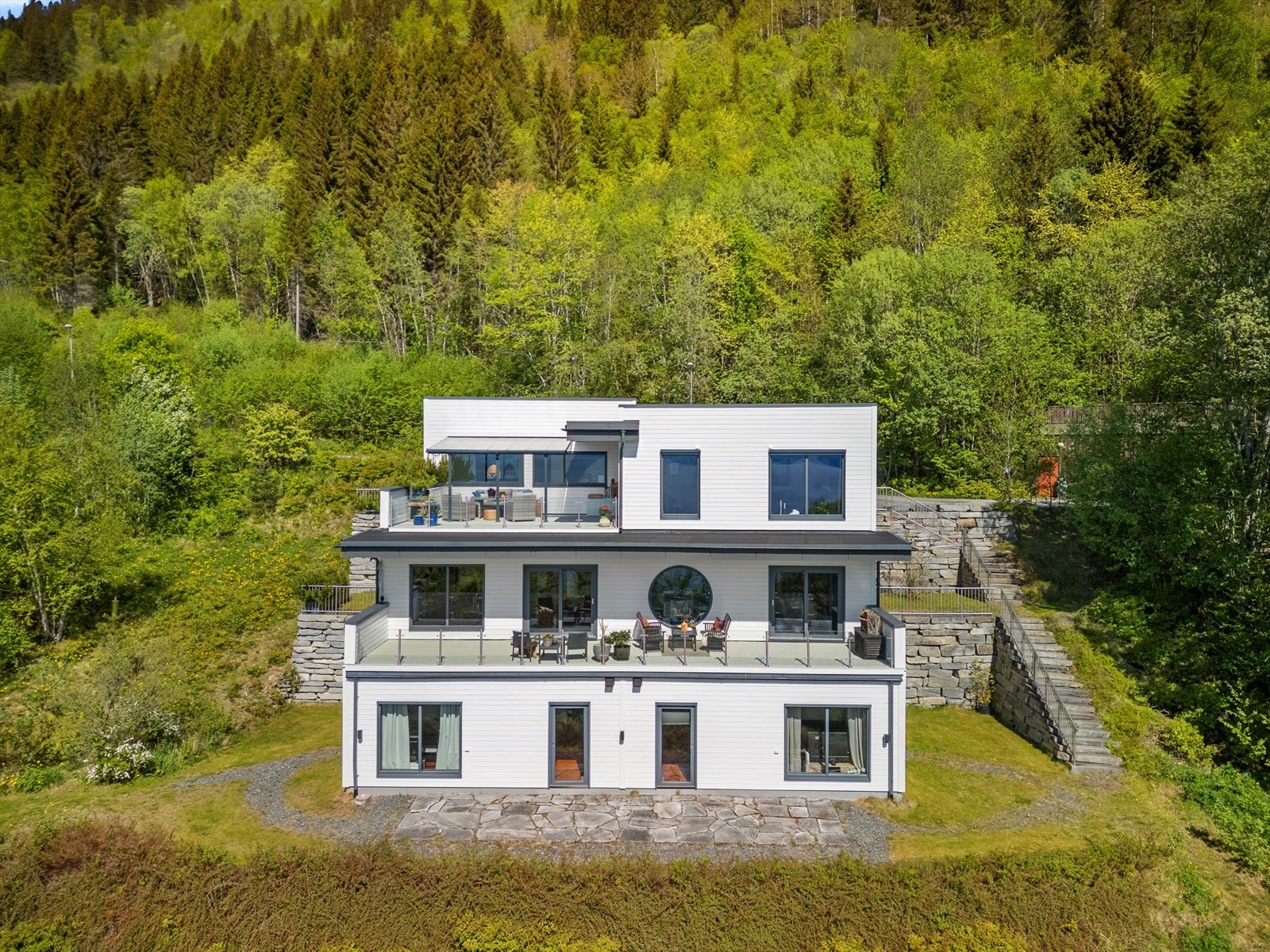 Rett nedenfor eiendommen finner du en gang - og sykkelvei som tar deg raskt ned til sentrum. Galleribilde