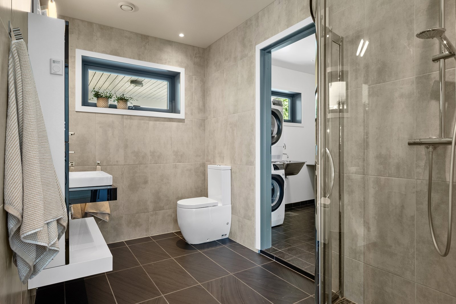 Badet er også flislagt og ligger i tilknytning til vaskerommet. Galleribilde