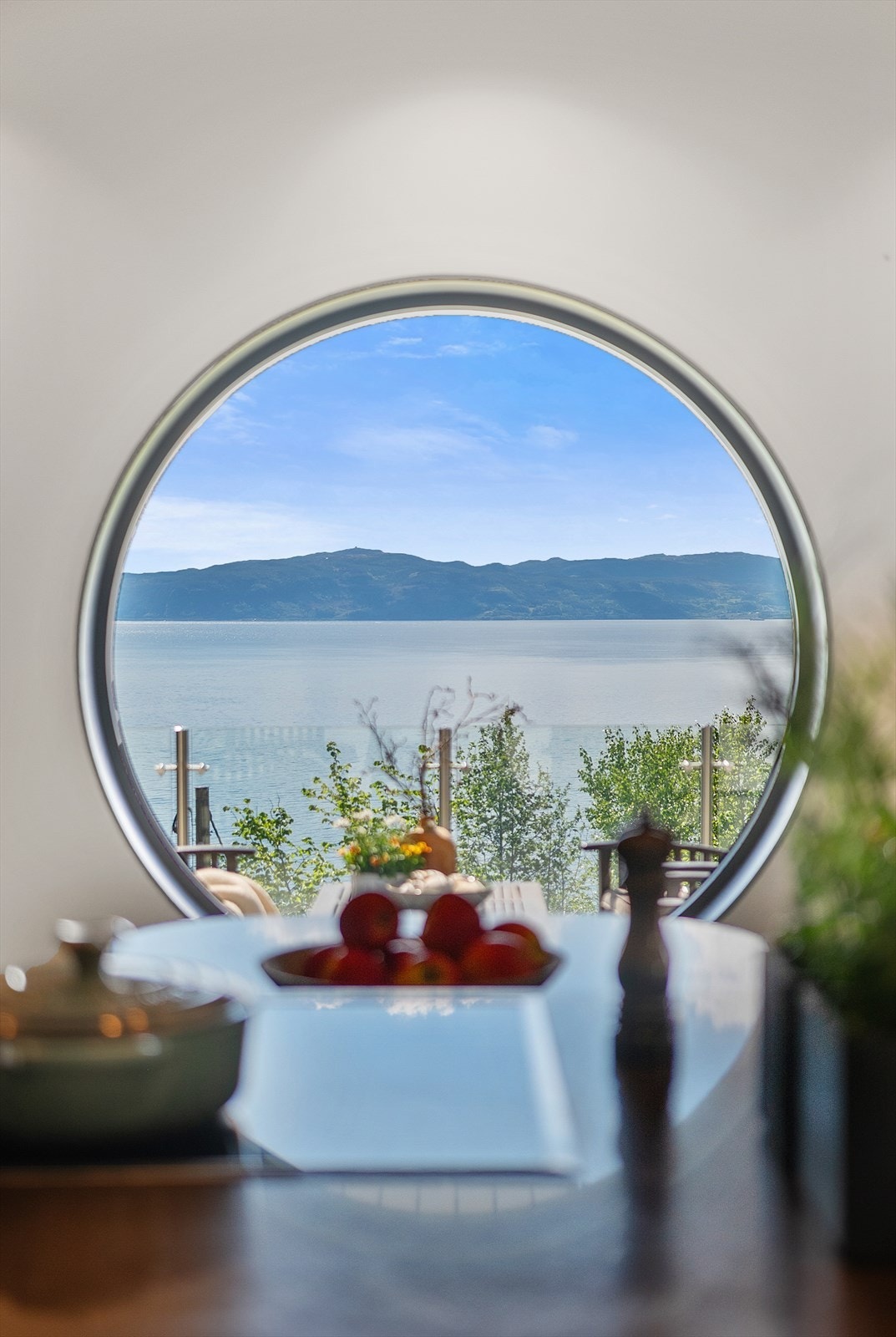 Du nyter samme fantastiske utsikt over fjorden fra kjøkkenet. Galleribilde