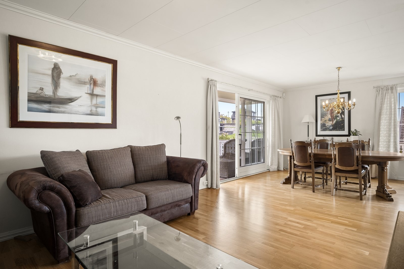 Plass for både sofamøblement og spisebord Galleribilde