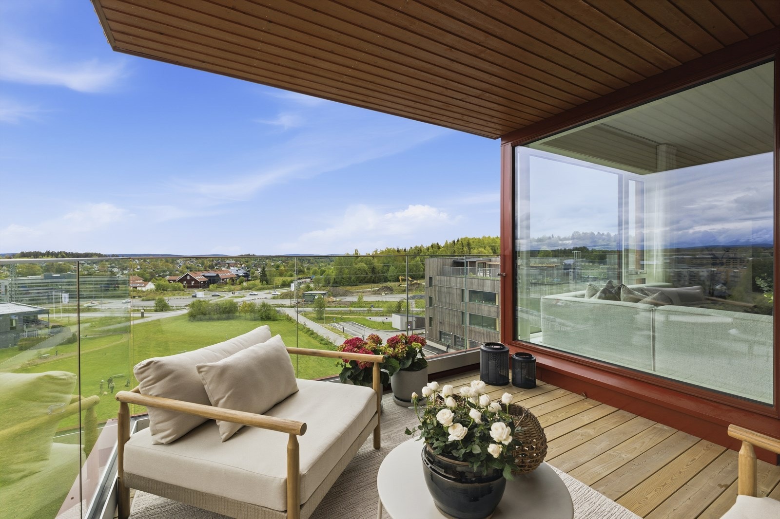 Her er det uhindret utsikt mot nærområdet. Det er tillatt å grille på terrassen. Galleribilde