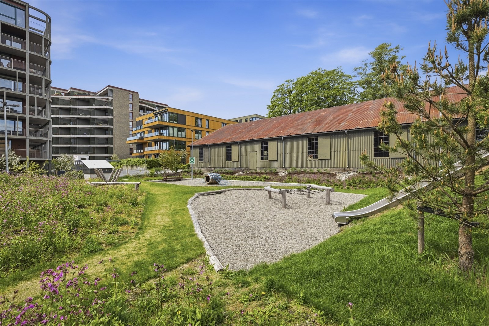 Det historiske preget fra den gamle bebyggelsen er bevart og det er etablert flotte uteområder. Galleribilde