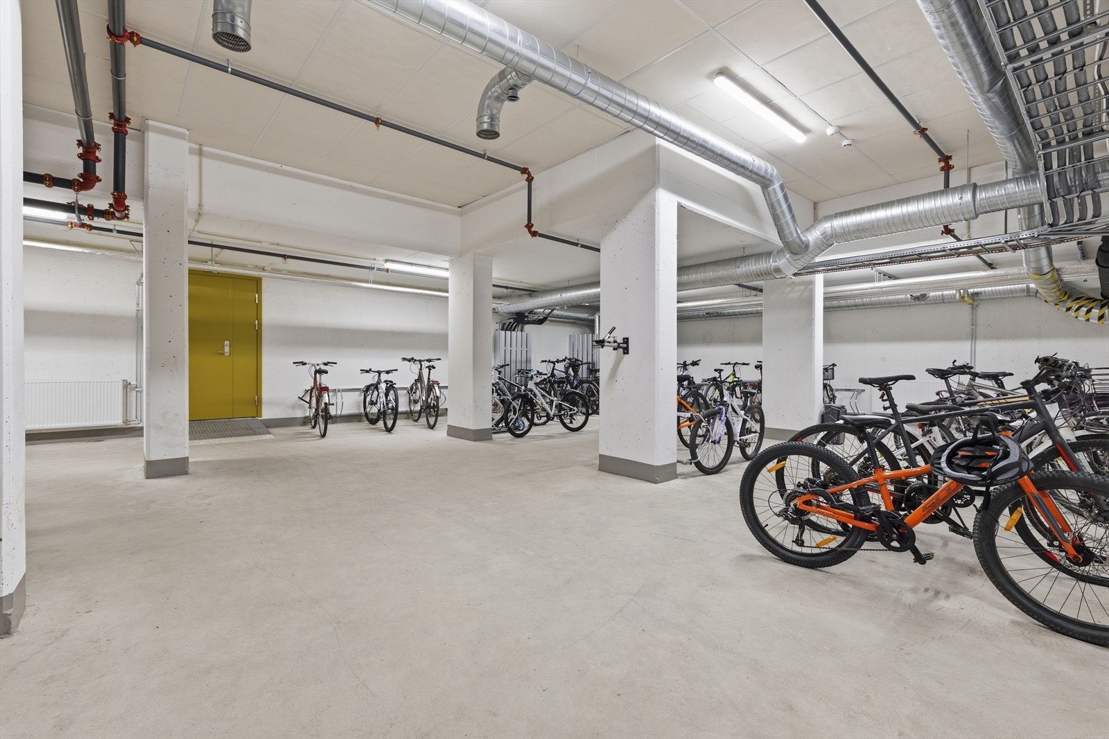 Felles sykkelbod med direkte adkomst fra gaten. Galleribilde
