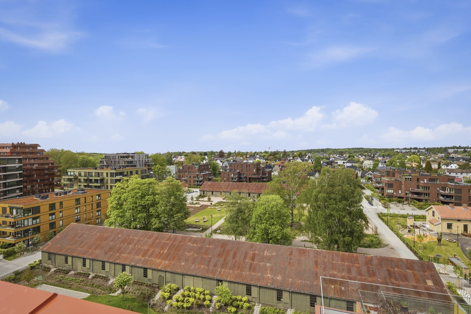 Utsikt fra takterrassen mot de fredede bygningene. Galleribilde