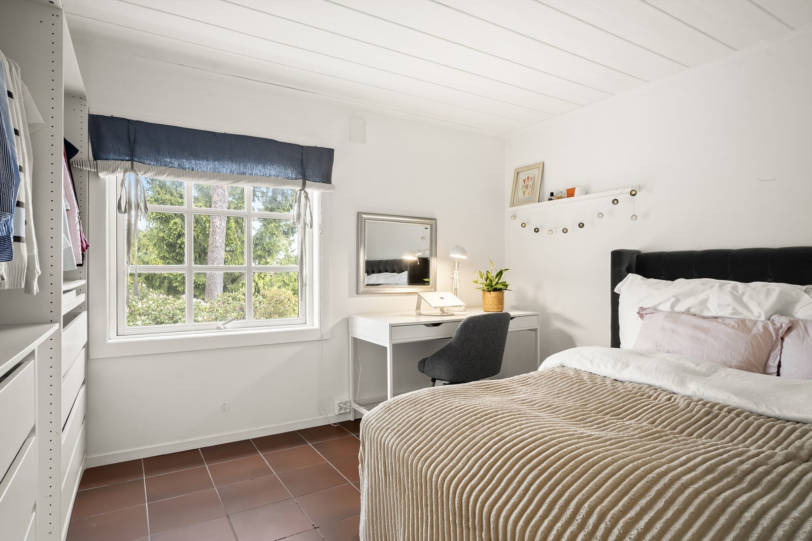 Soverom 1 av 2 nede Galleribilde