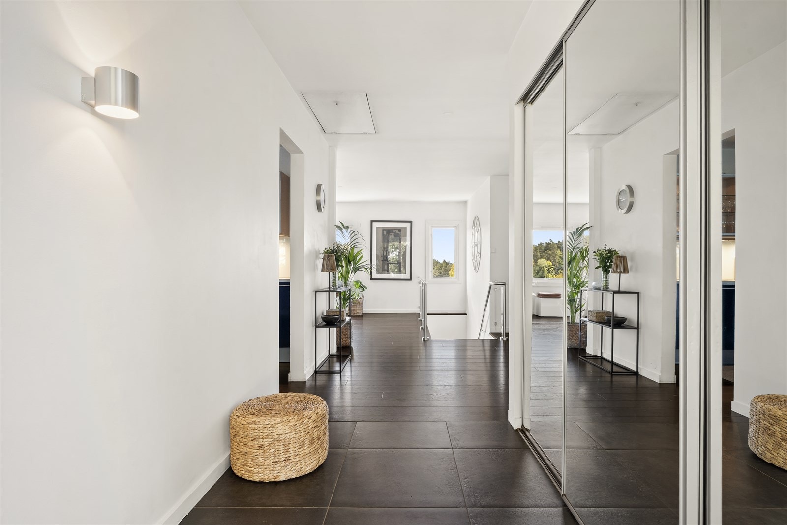 Gang med skyvedørsgarderobe Galleribilde