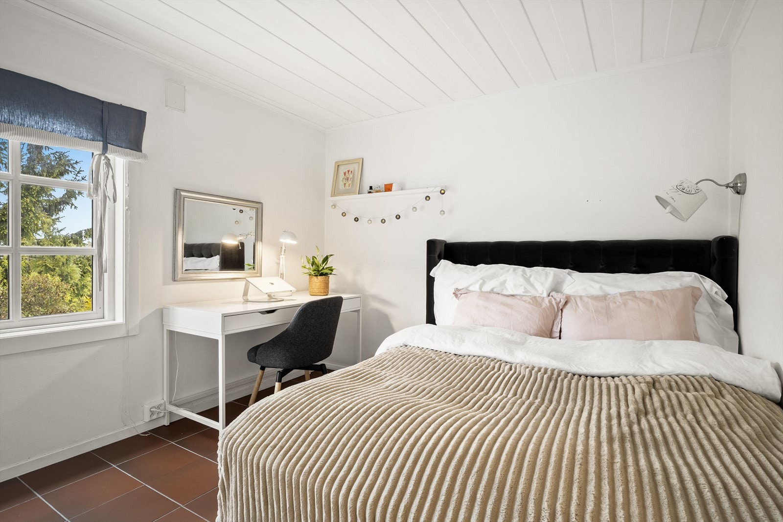 Soverom 1 av 2 nede Galleribilde