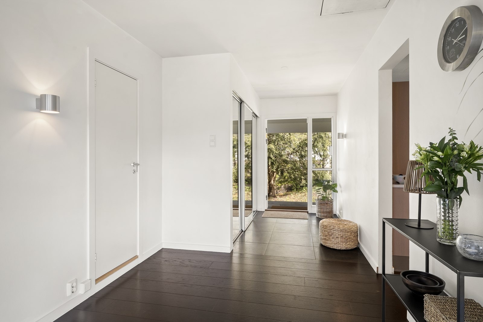 Gang med skyvedørsgarderobe Galleribilde