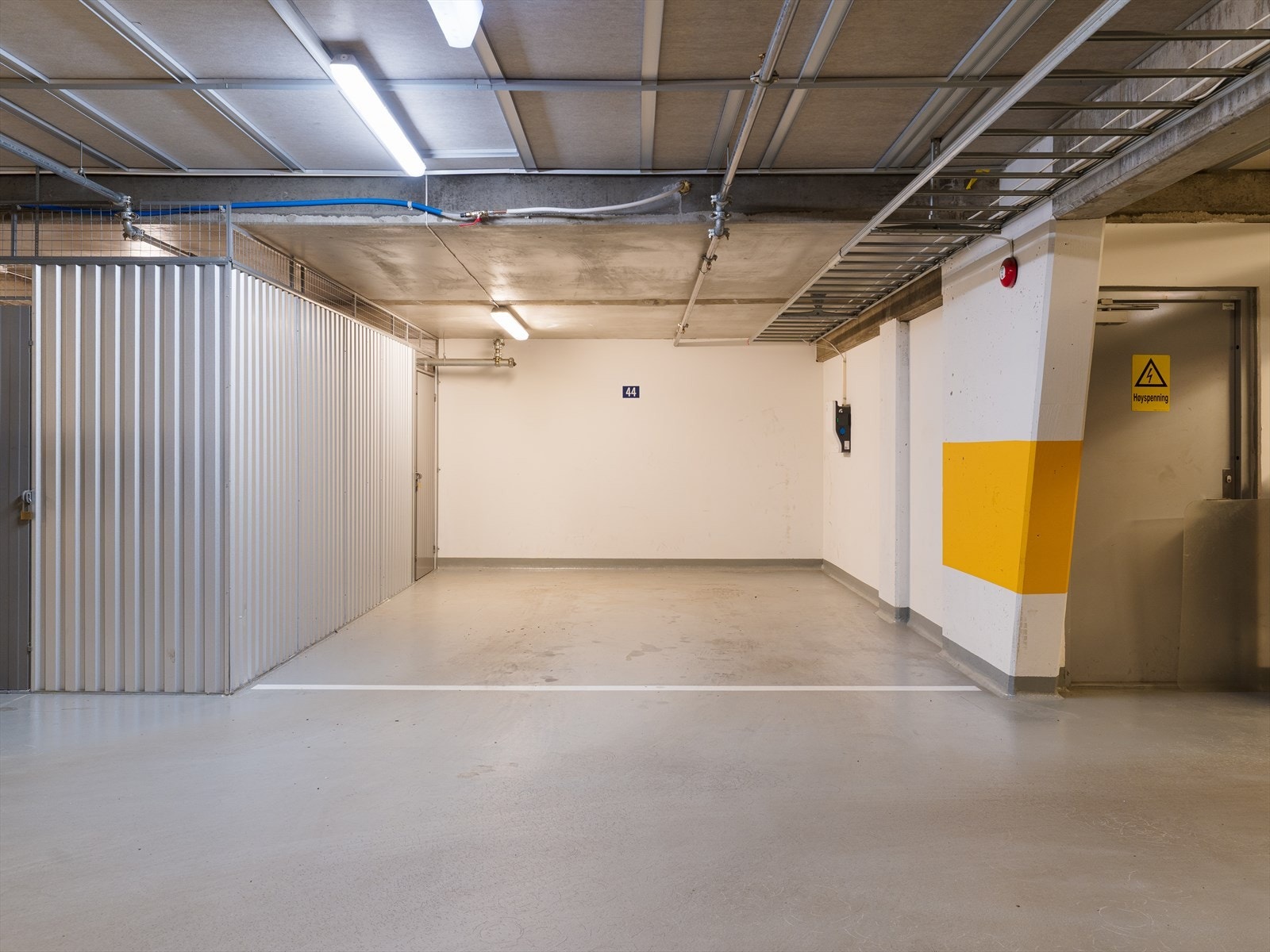 Svært romslig garasjeplass med el-lader og tilhørende bod medfølger boligen. Her er det plass til å parkere en stor SUV og i tillegg f.eks motorstkkel/el-sykkel el.l Galleribilde