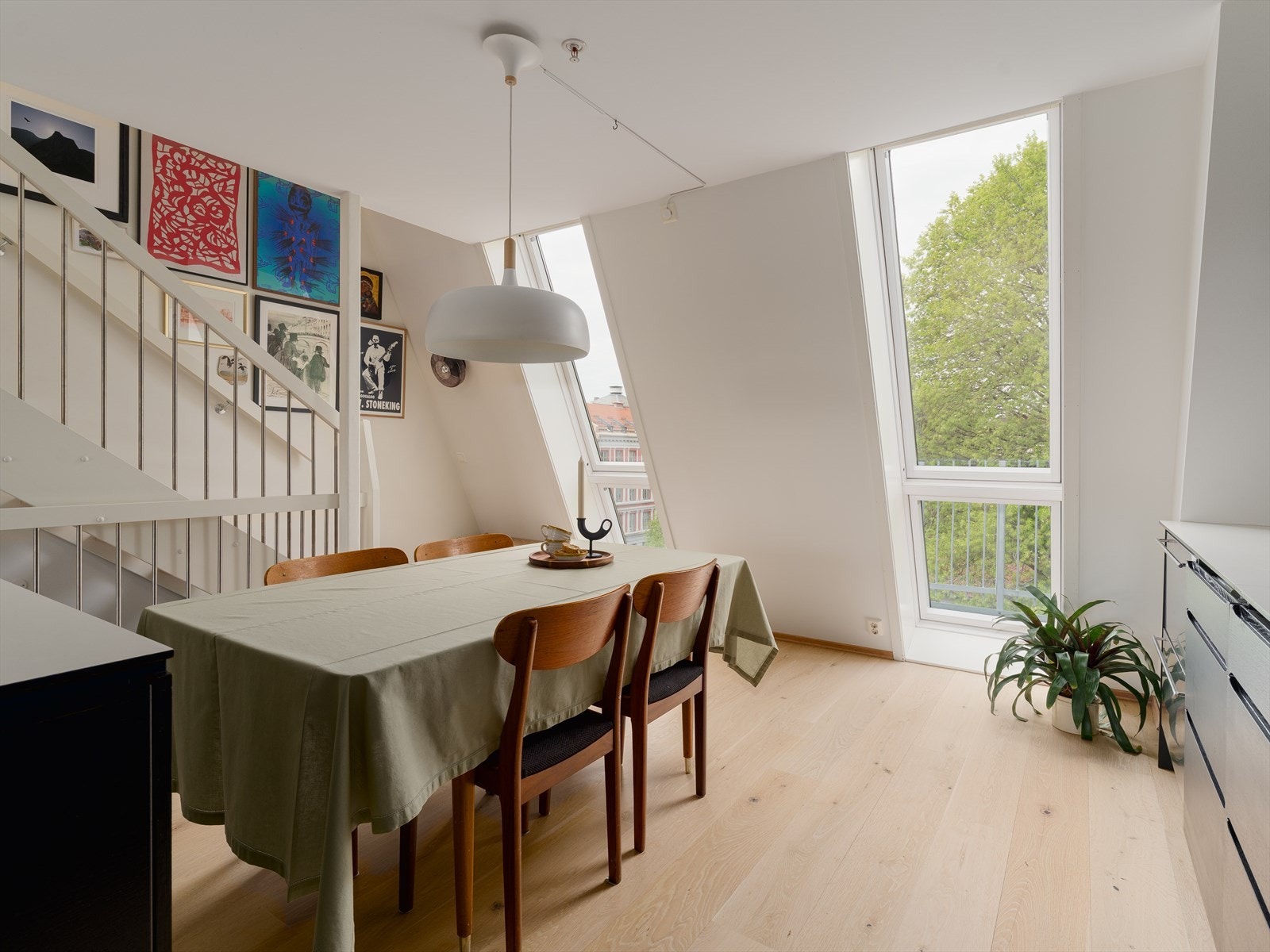 Det er god plass til langbord på kjøkkenet Galleribilde
