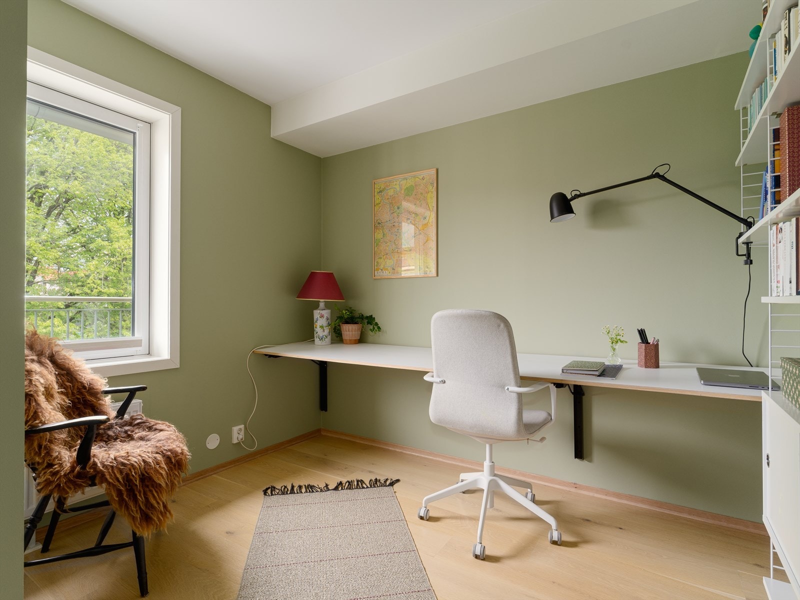 Soverom II - Plass til dobbeltseng og garderobe. Skrivebord er nedfellbart for å gi plass til dobbel gjesteseng e.l. Galleribilde