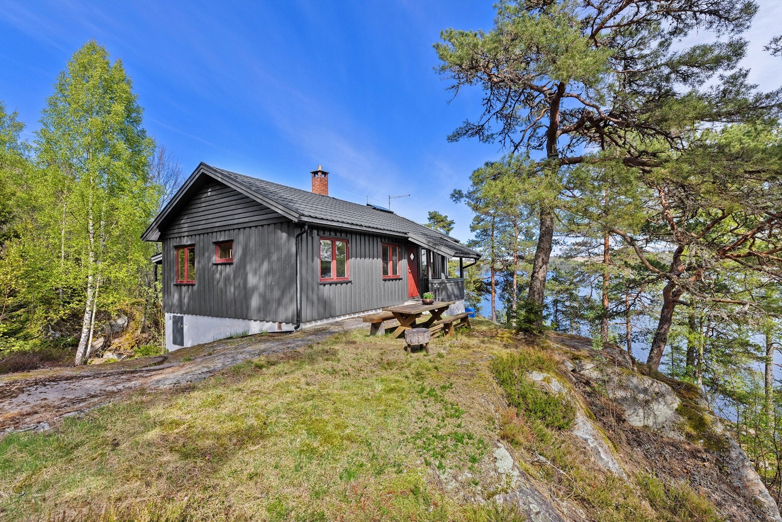 Hytta ligger nydelig til med super utsikt og meget usjenert på romslig tomt på over 2 dekar Foto: Digit Media AS v/Sørebø Galleribilde