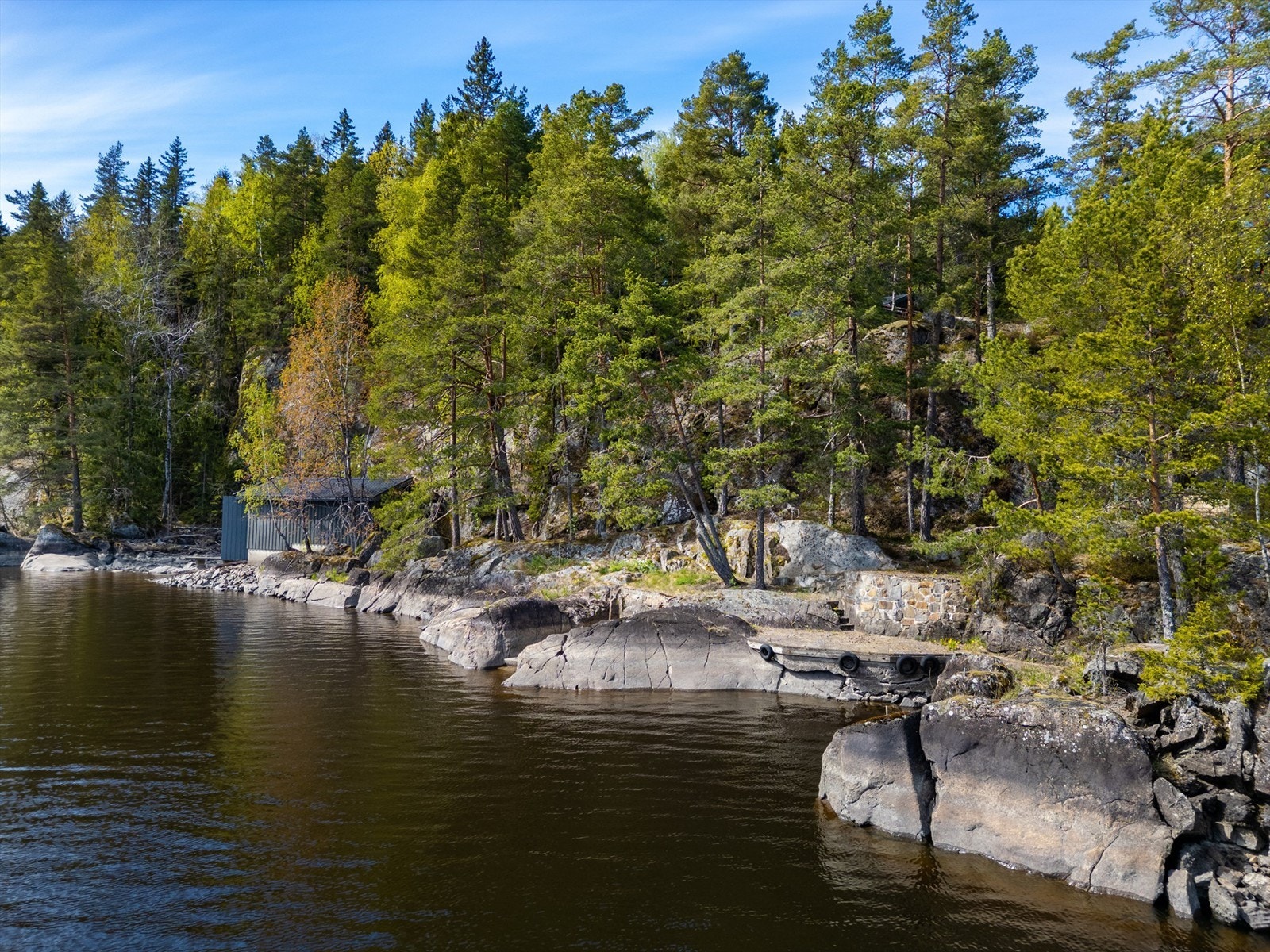 M
ot hytta fra vannet Galleribilde