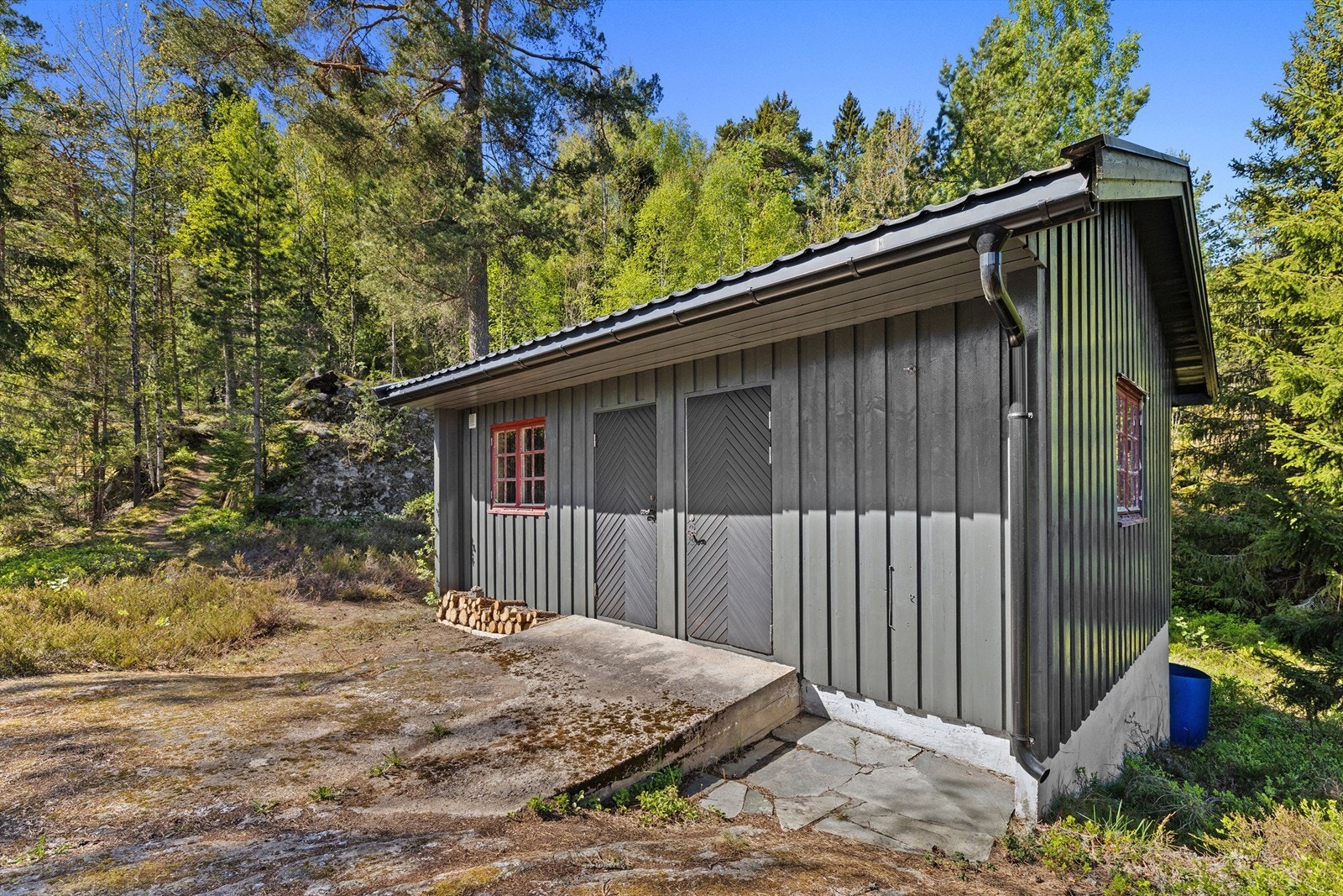 Annekset står solid på grunnen og er oppført på grunnmur i betong med isolert bindingsverksvegger utvendig kledd med tømmermannspanel. Saltakskonstruksjon tekket med taksteinsplater i metall Galleribilde