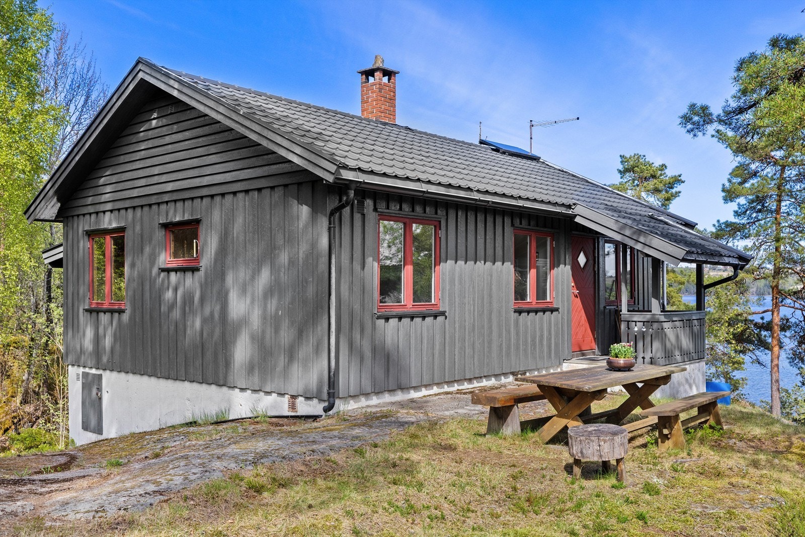 Hytta er bygget på fjell og er oppført på grunnmur av både betong pg leca, bindingsverksvegger som er isolerte. Saltakskonstruksjon med takbelegg av taksteinsplater i metall. Galleribilde