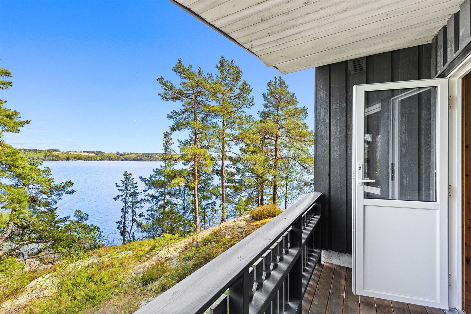 Fra luftebalkongen hvor morgensola kommer er det nydelig utsikt til vannet Galleribilde