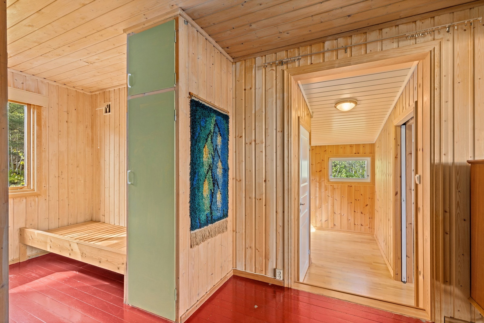 Avdelt med skap er det etablert 2 sengeplasser i enden av gangen Galleribilde