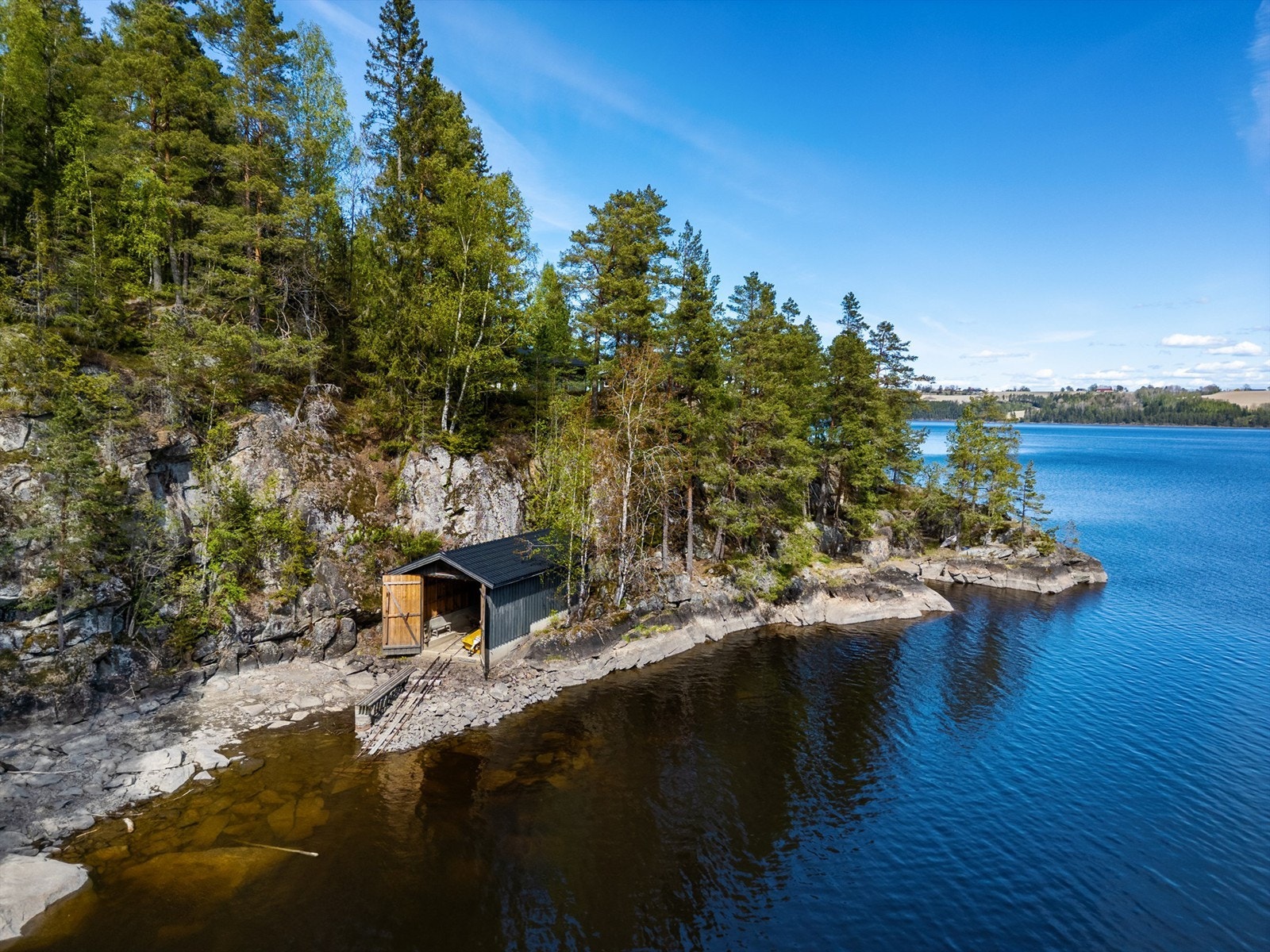 Båtnaustet ligger fint skjermet og glir fint inn i terrenget Galleribilde