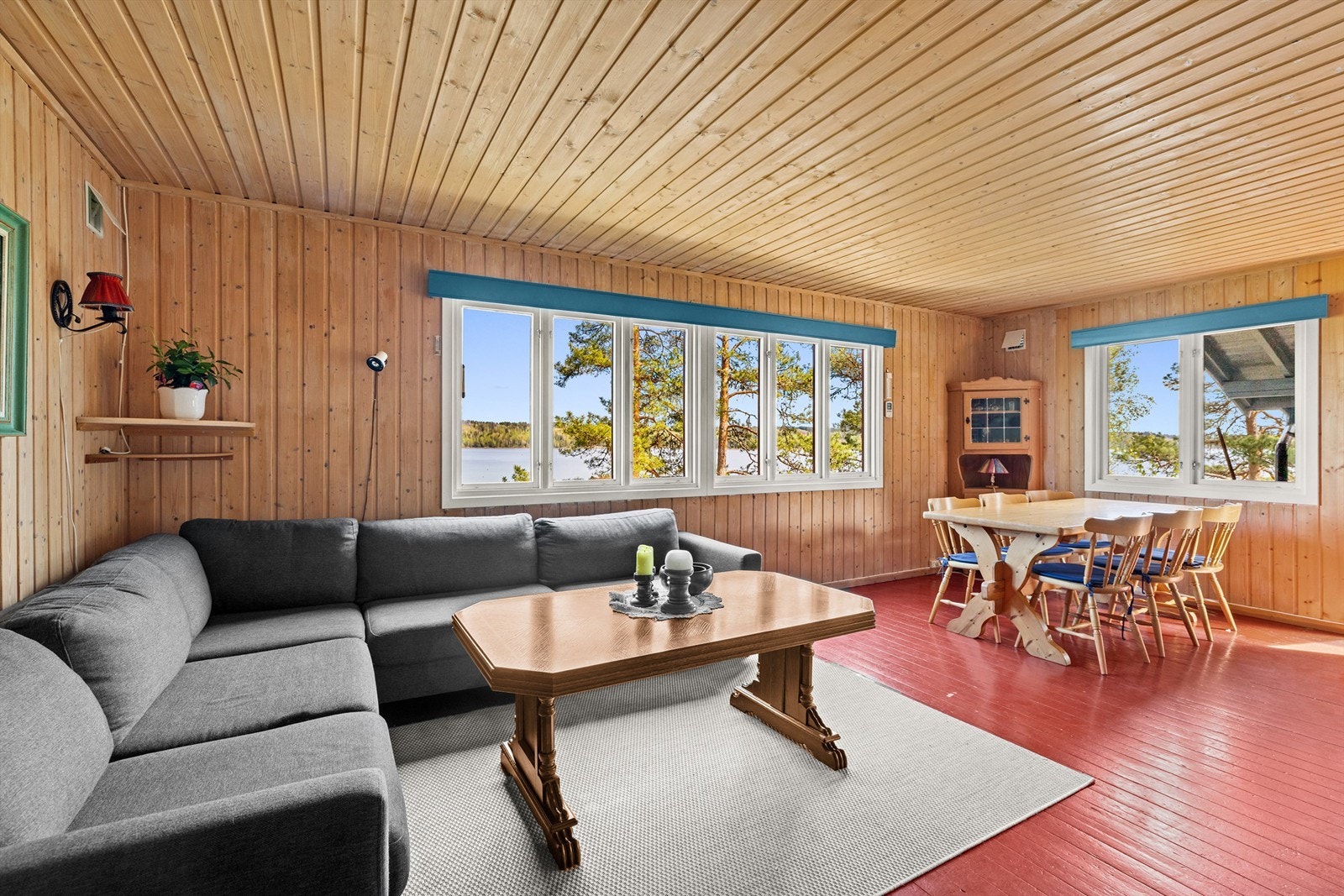 Stua har flott utsikt og lysinnslipp, med fin plass til både sofakrok og "spisestueplass" Galleribilde
