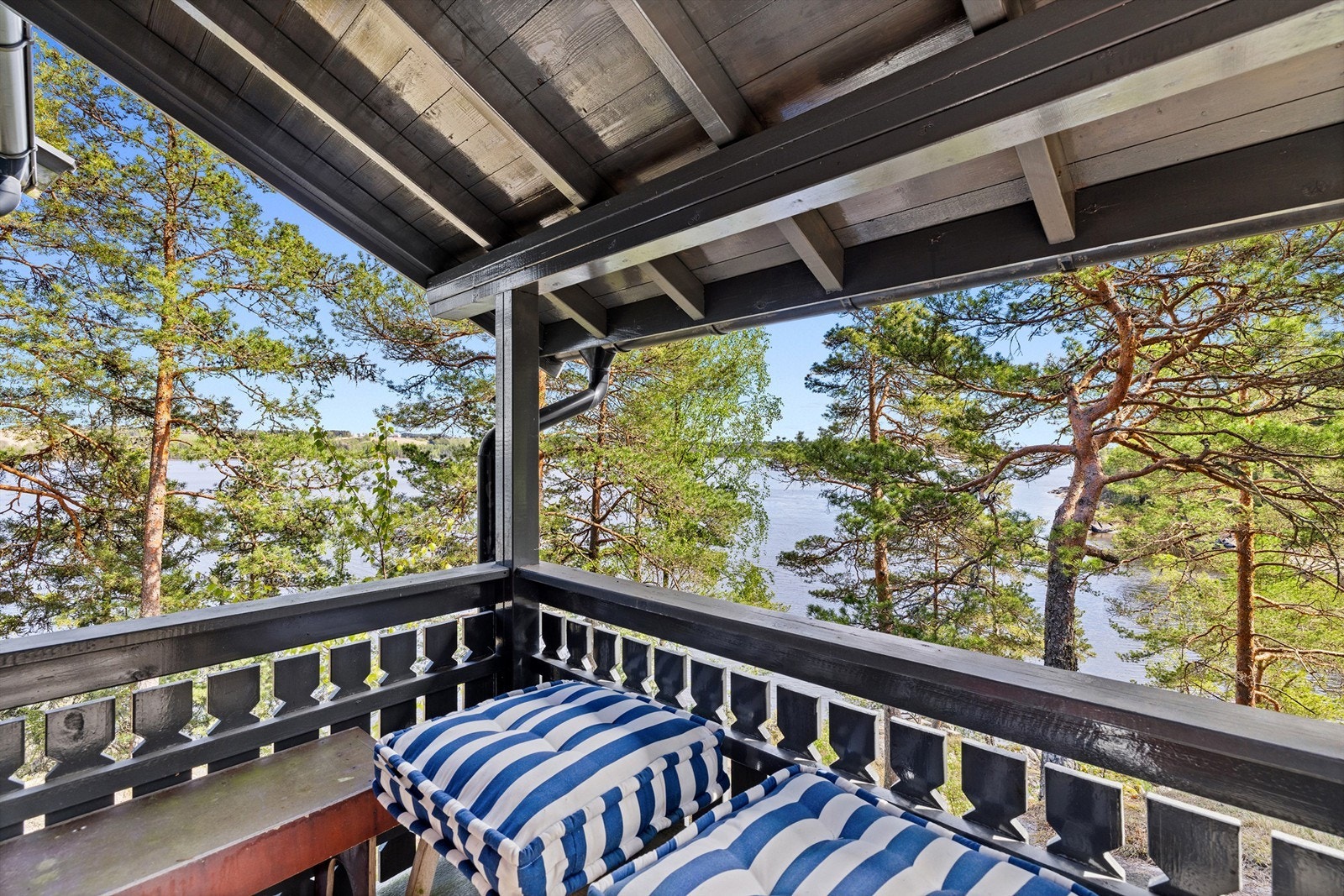 Utenfor inngangen er det en overbygget liten terrasse som er hyggelig å sitte under og ta en kaffekopp og se utover mot Øyeren Galleribilde