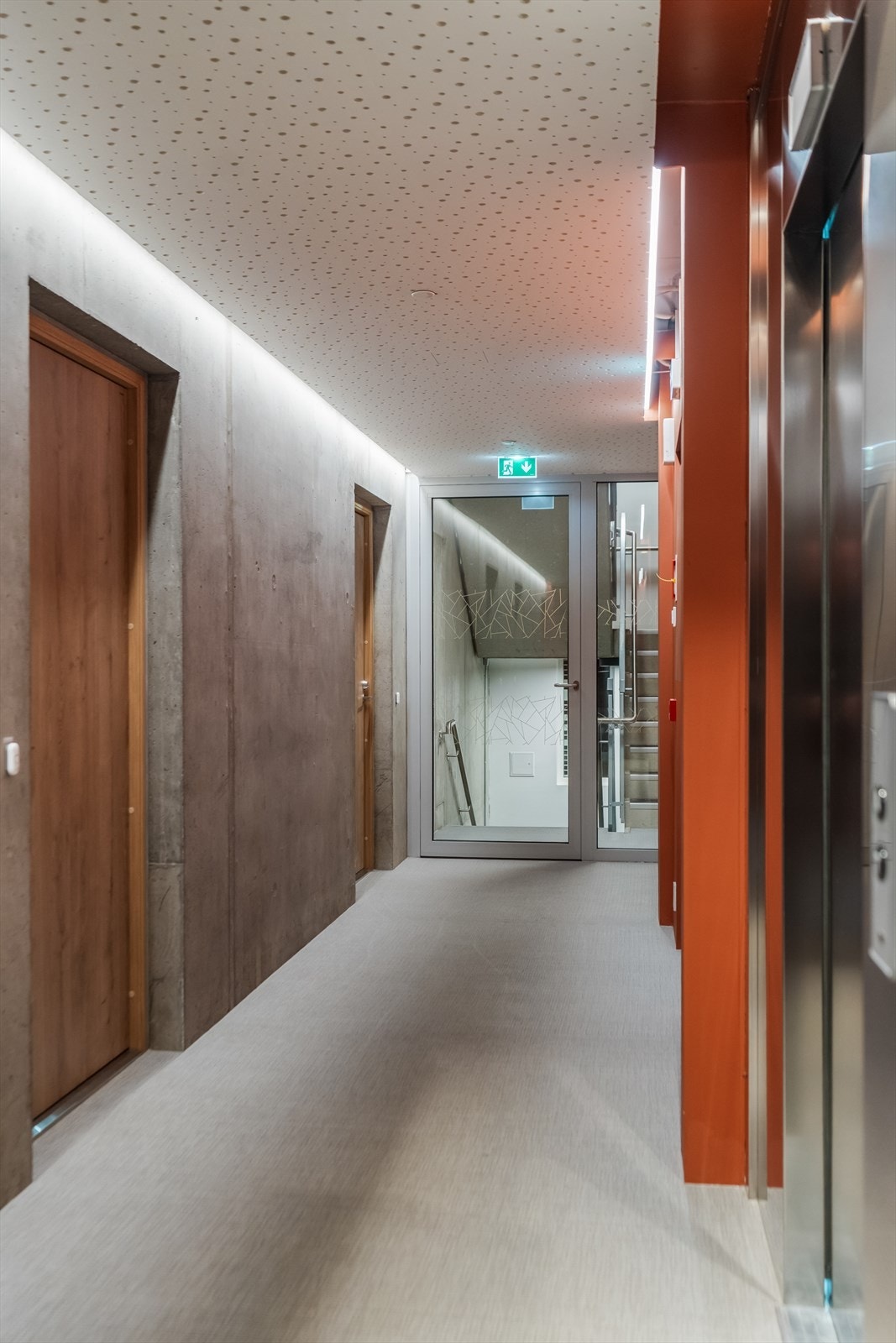 Leiligheten ligger på hjørnet i 5. etasje med heisadkomst og flere oppgraderte tilvalg fra byggeår. Galleribilde