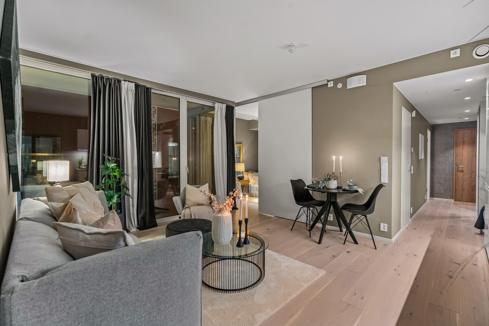 Stuen har høye vindusflater fra gulv til tak på to sider, samt utgang til en deilig balkong. Galleribilde