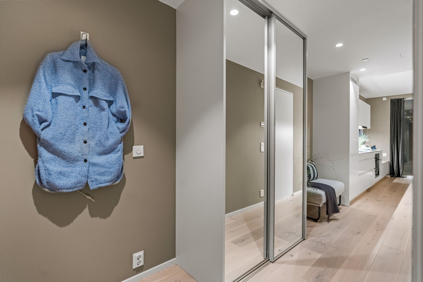 Innover i rommet er det montert en skyvedørsgarderobe med speilfronter, slik at det er enkelt å holde orden. Galleribilde